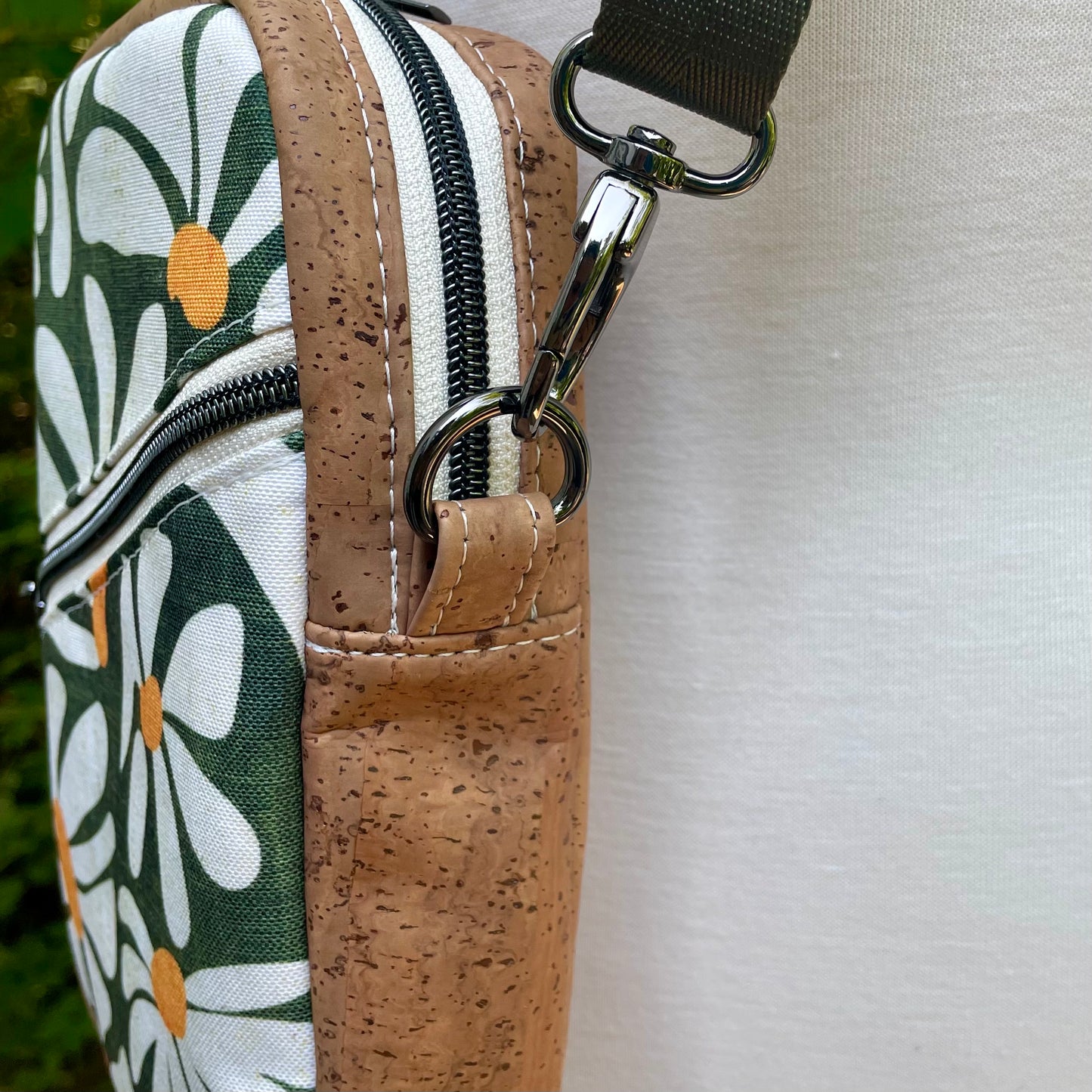 Sac bandoulière en liège brun pâle au devant en canevas vert à motif de fleurs blanches