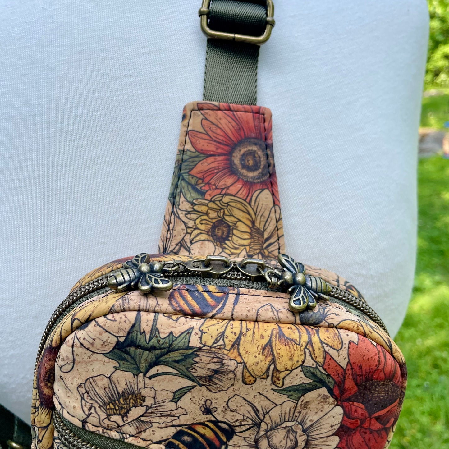 Sac de corps en liège naturel à motif de fleurs et d’abeilles