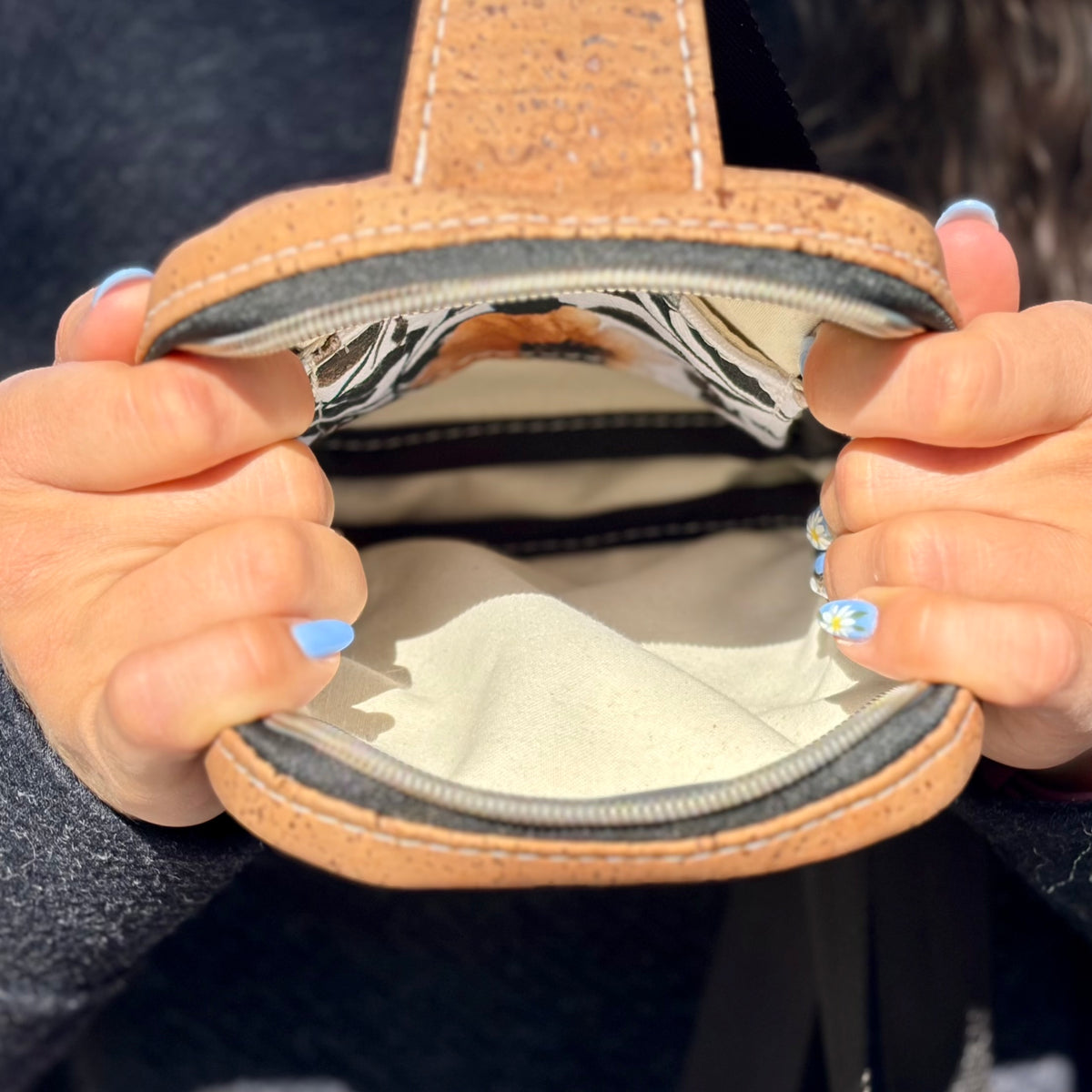 Sac de corps en canevas blanc à fleurs, liège brun pâle