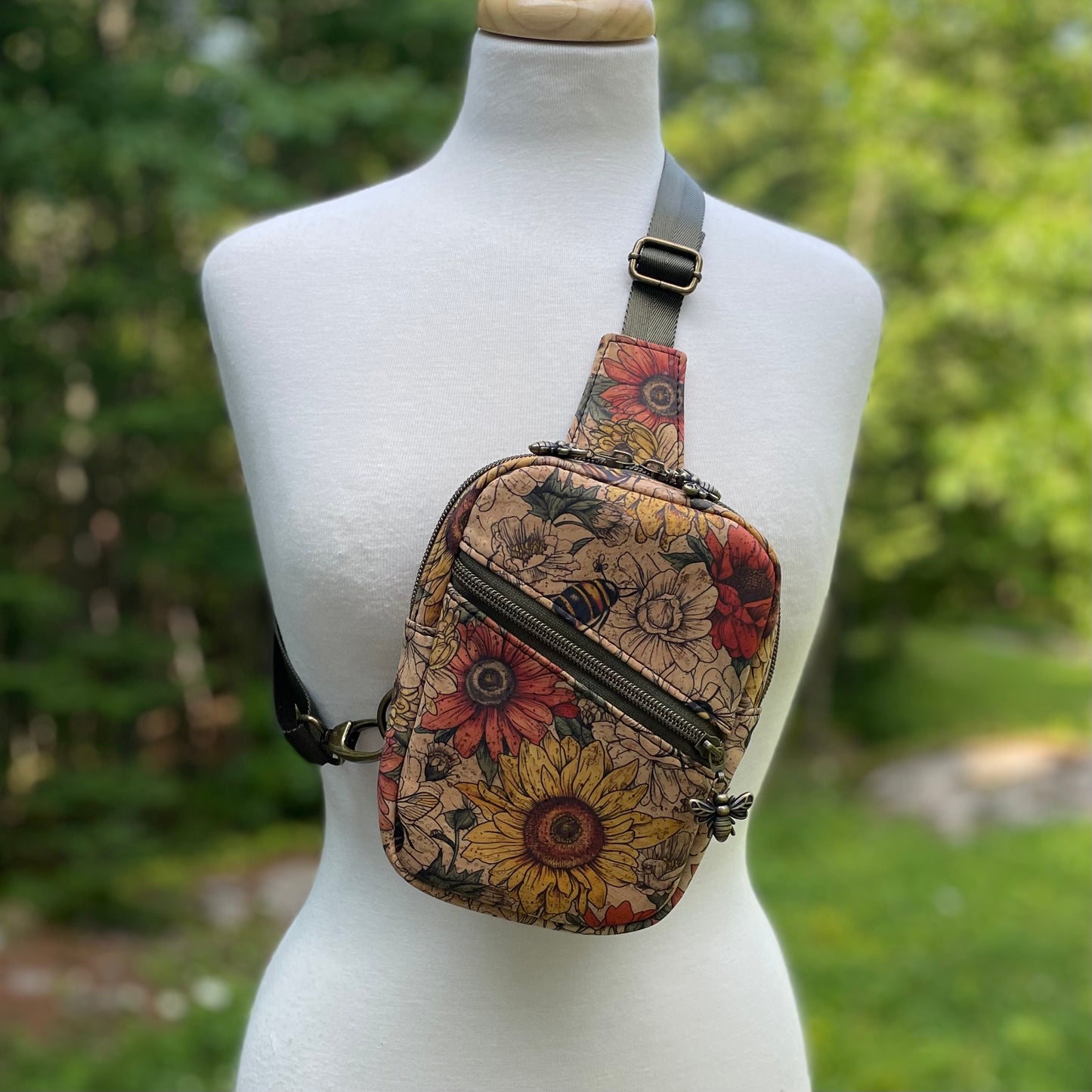 Sac de corps en liège naturel à motif de fleurs et d’abeilles