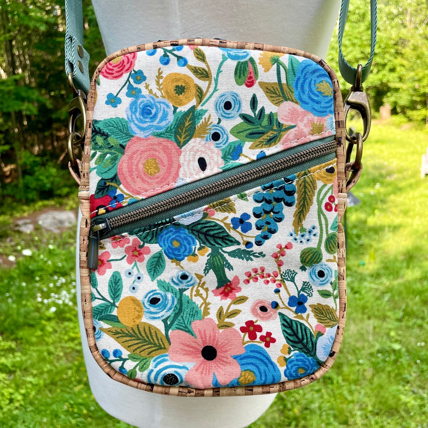 Sac bandoulière en liège naturel au devant en canevas à motif de fleurs.