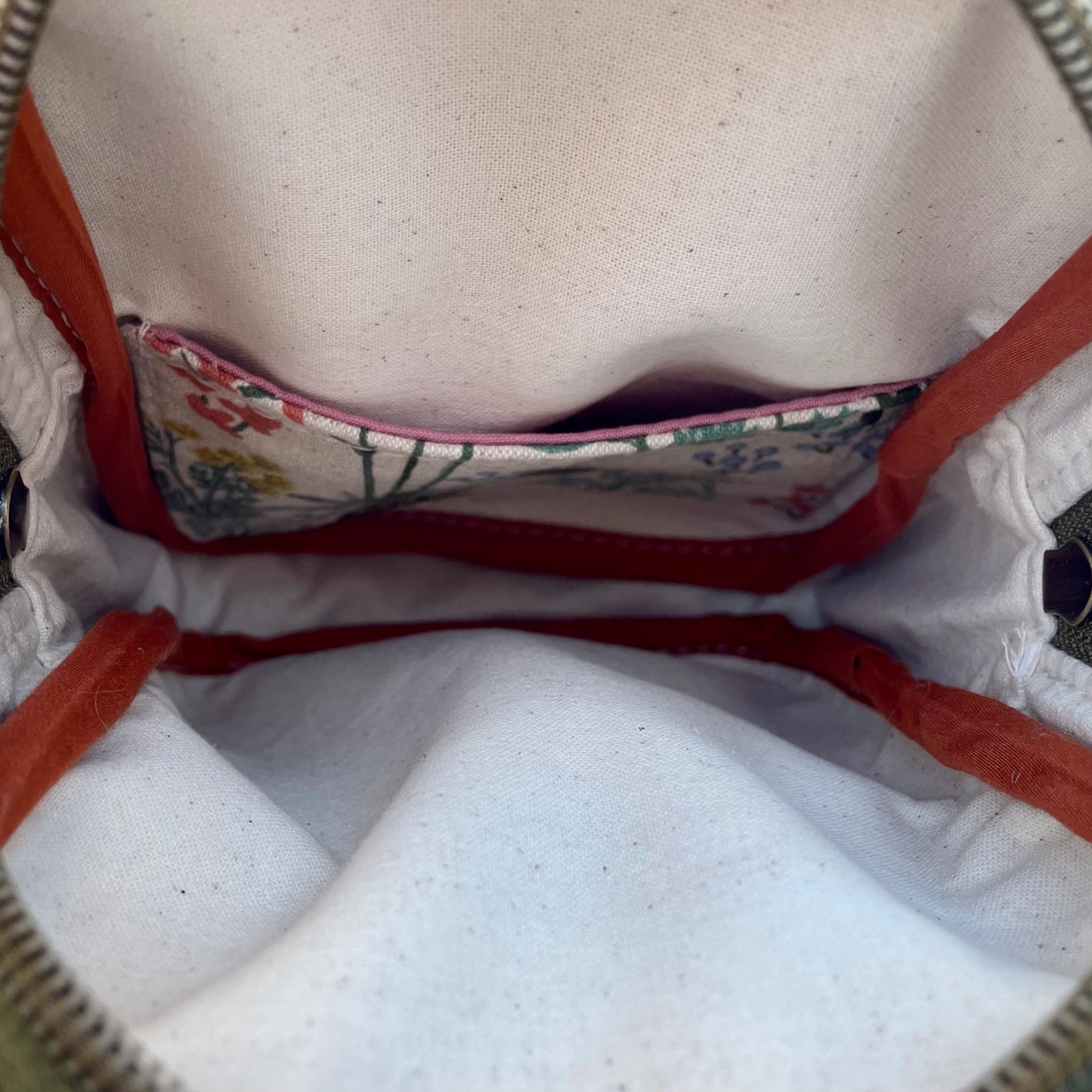 Sac de corps en liège brun pâle au devant en canevas à motifs de fleurs.