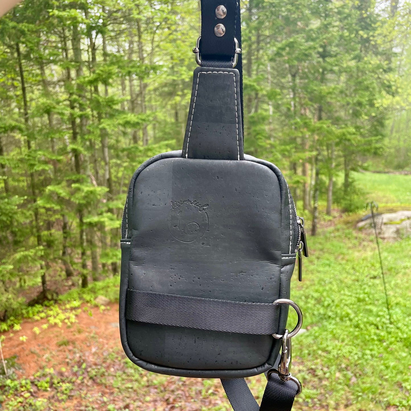 Sac de corps en liège noir au devant en canevas à motifs de chats.