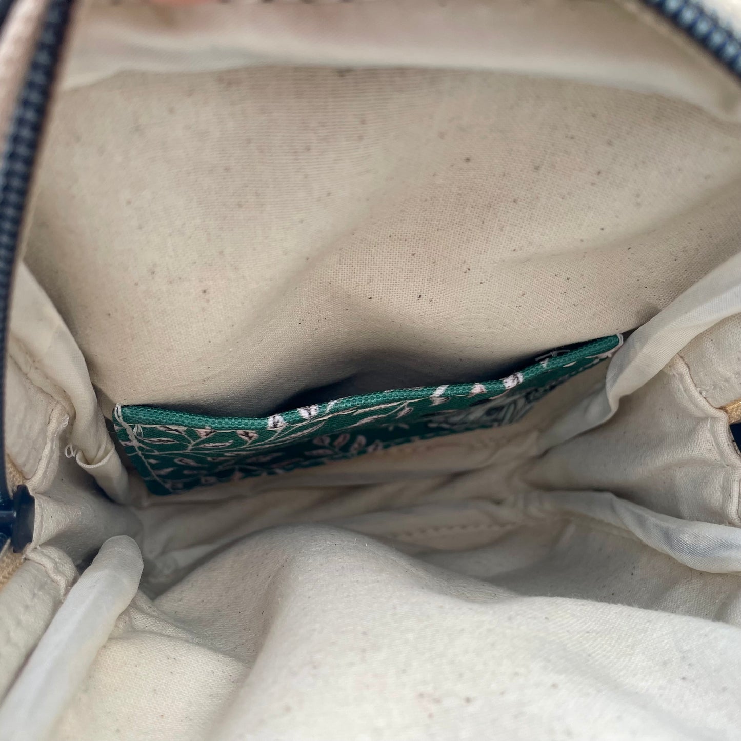 Sac de corps en liège noir au devant en canevas à motifs de papillons.