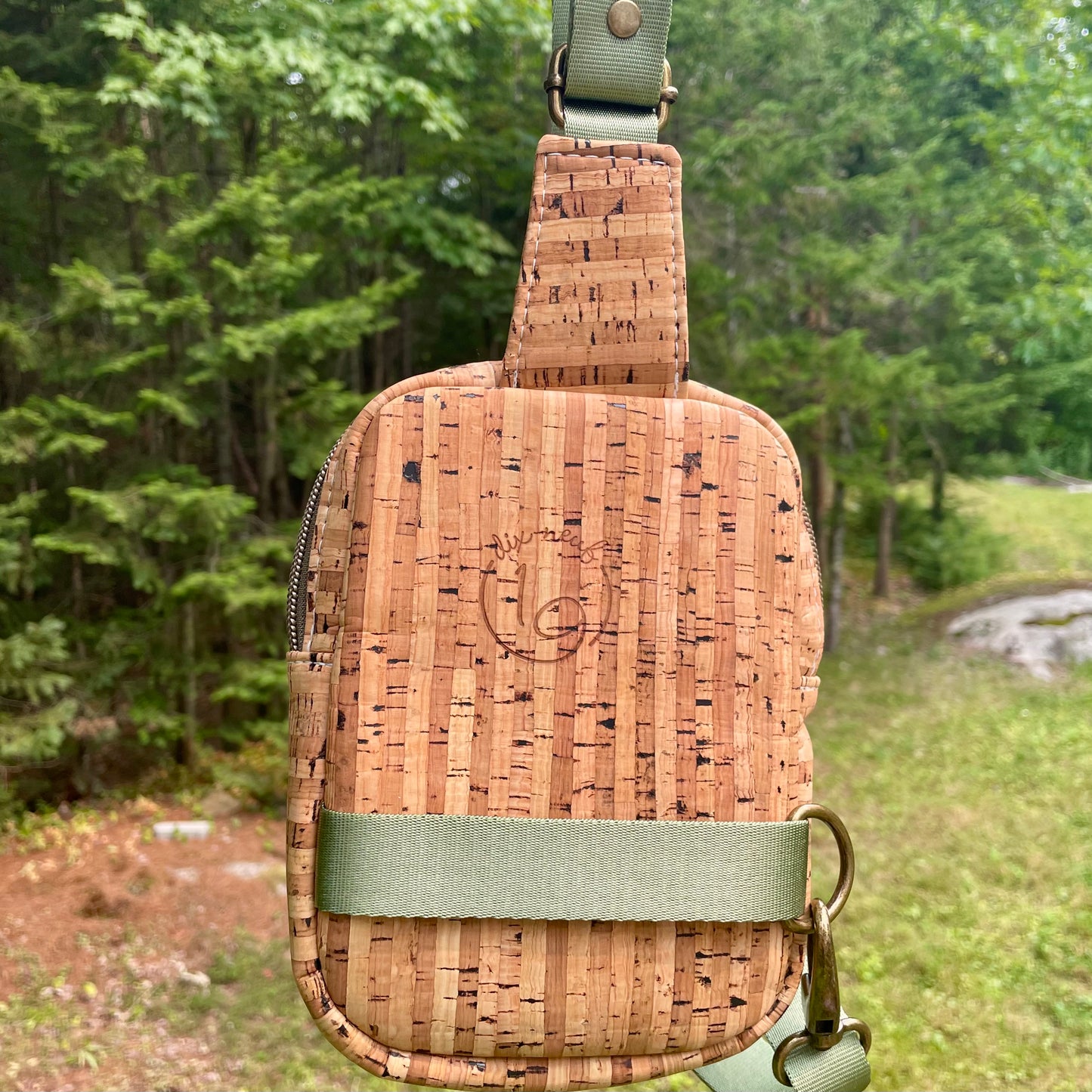 Sac de corps en liège naturel au devant en canevas bourgogne à motifs de fleurs