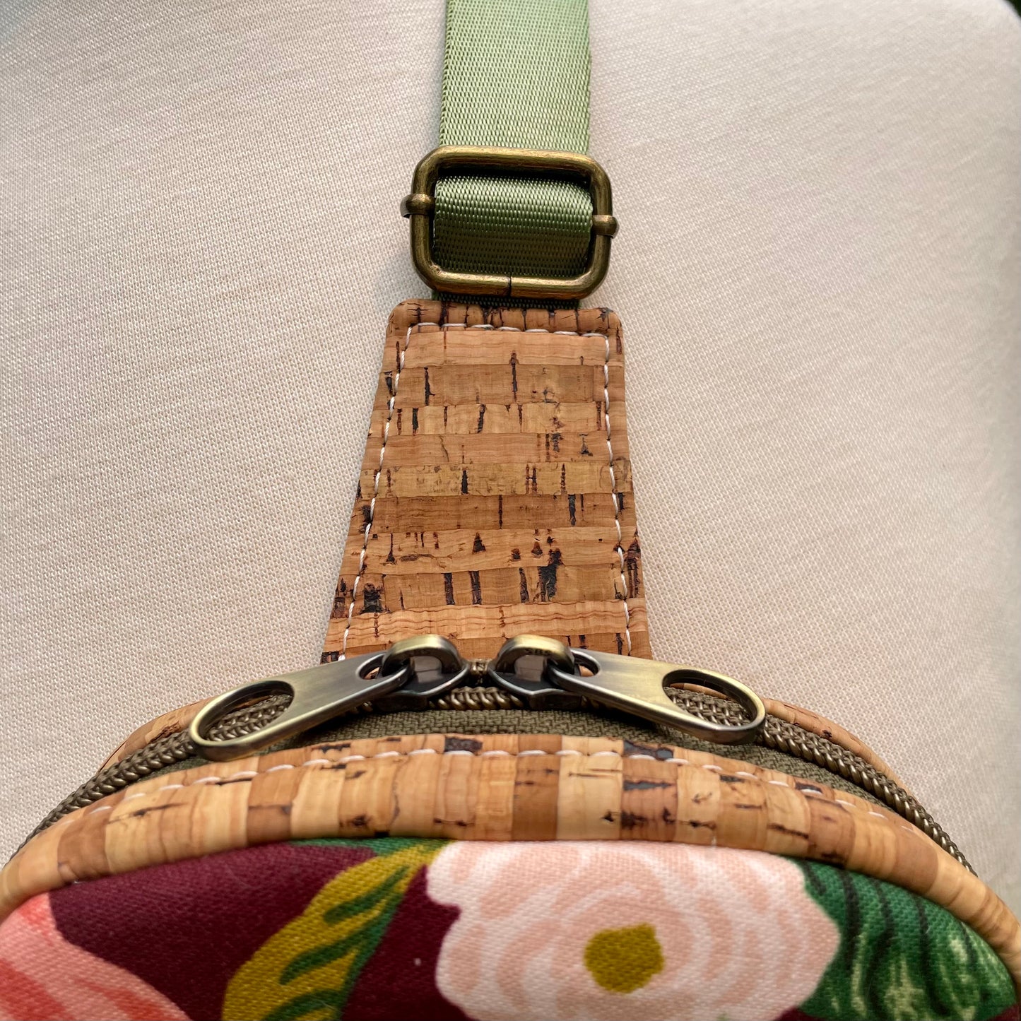 Sac de corps en liège naturel au devant en canevas bourgogne à motifs de fleurs