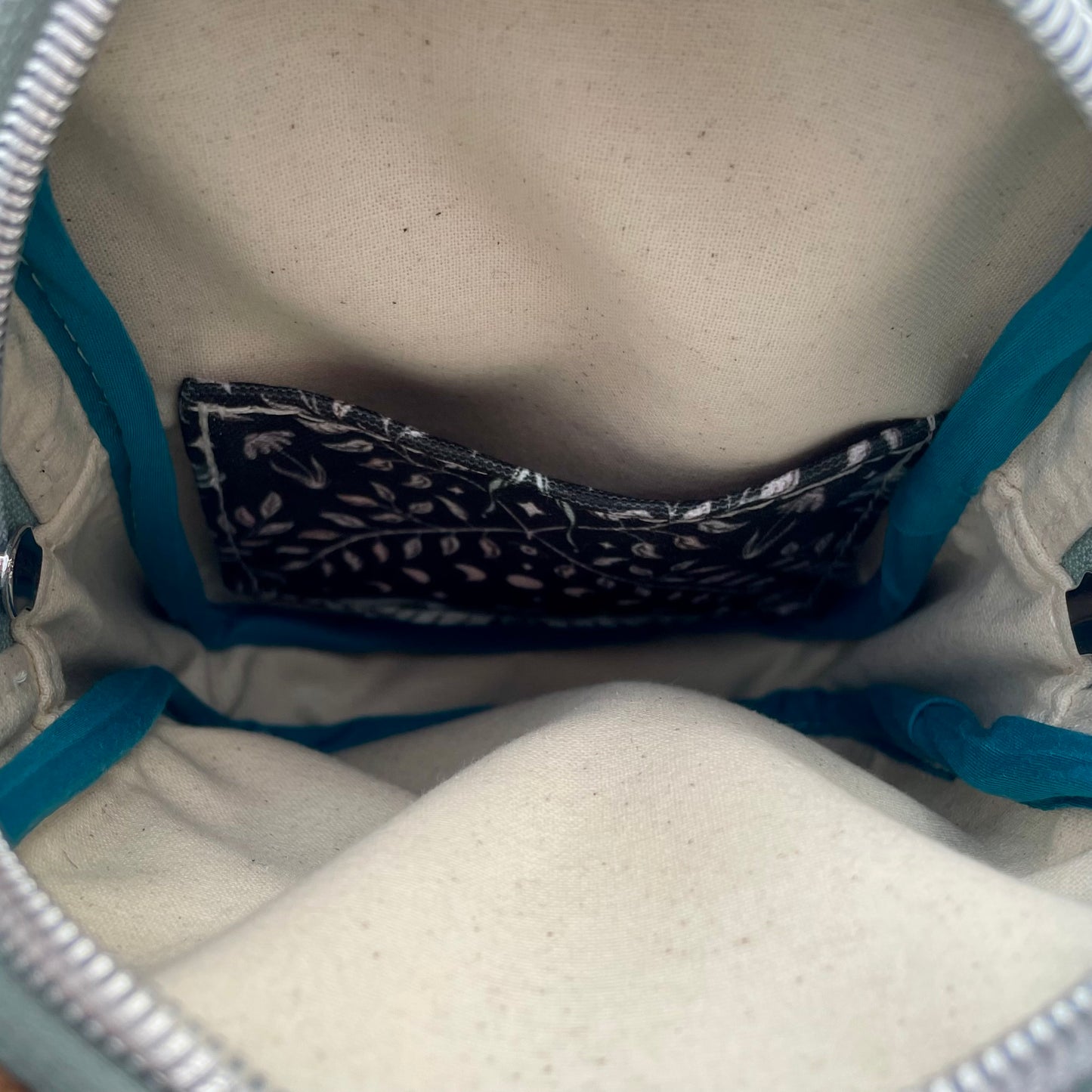 Sac de corps en liège brun pâle au devant en canevas à motifs de papillons.