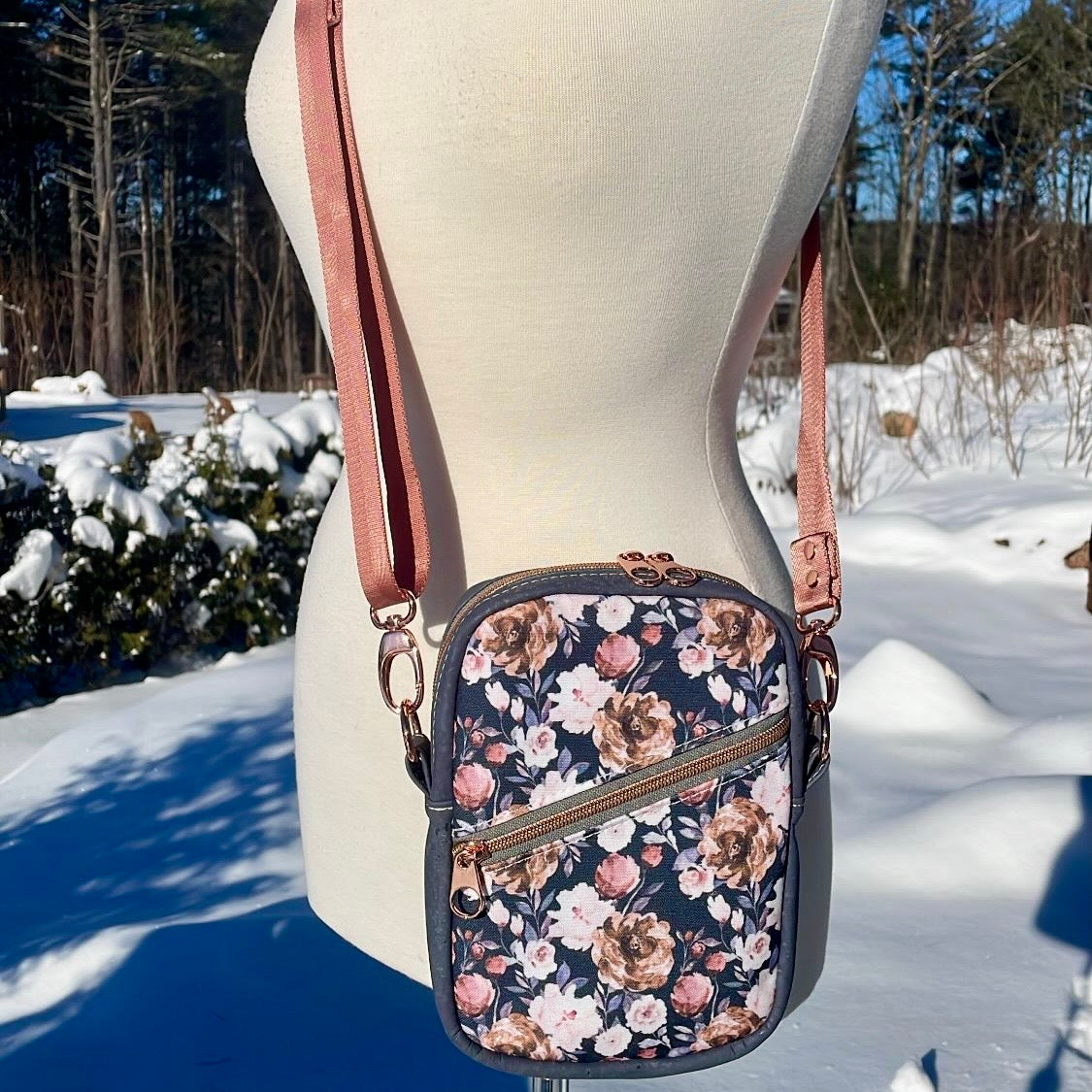 Sac bandoulière en liège gris charcoal au devant en canevas à motif de fleurs.