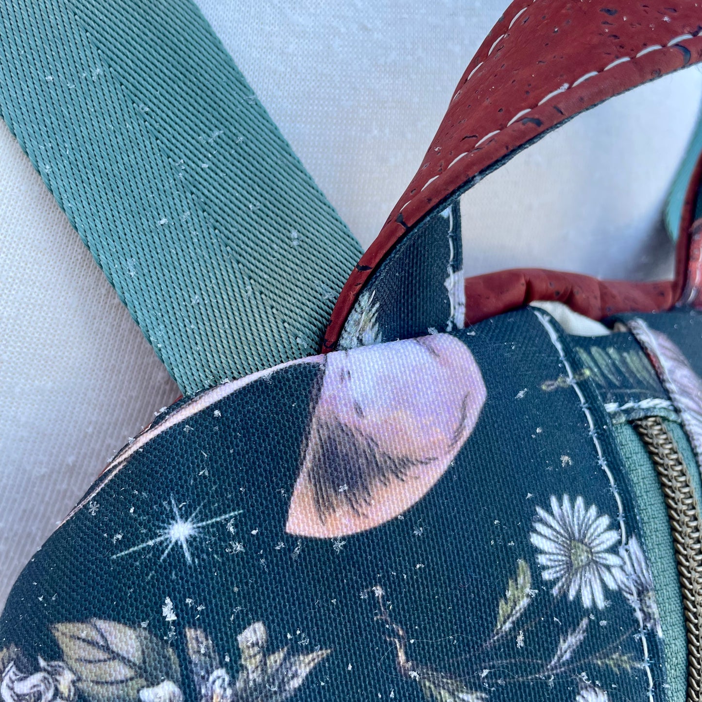 Sac à dos en canvas à motifs de fleurs et de champignons et au liège bourgogne.
