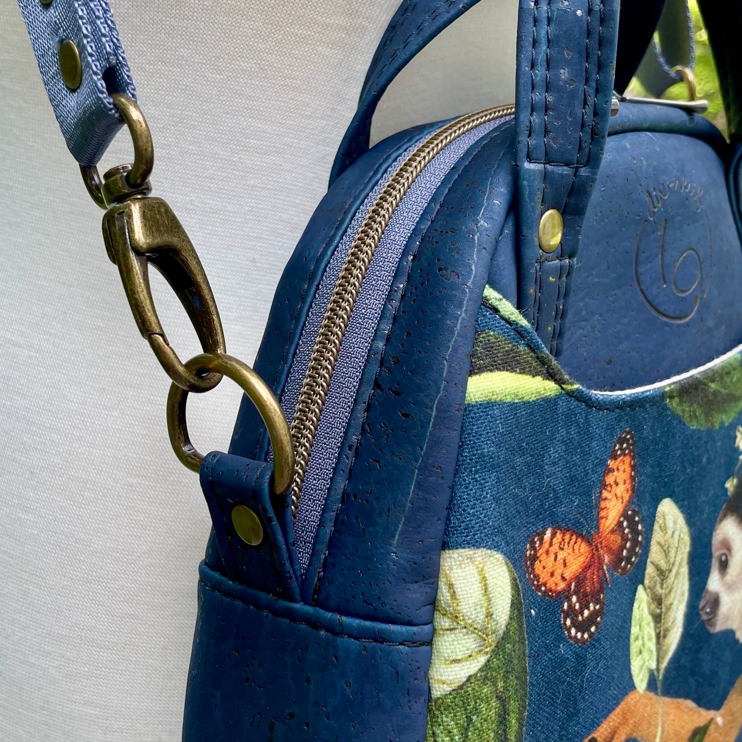 Montréal petit format - Sac à main à motif de singe et d'oiseau et en liège bleu marin