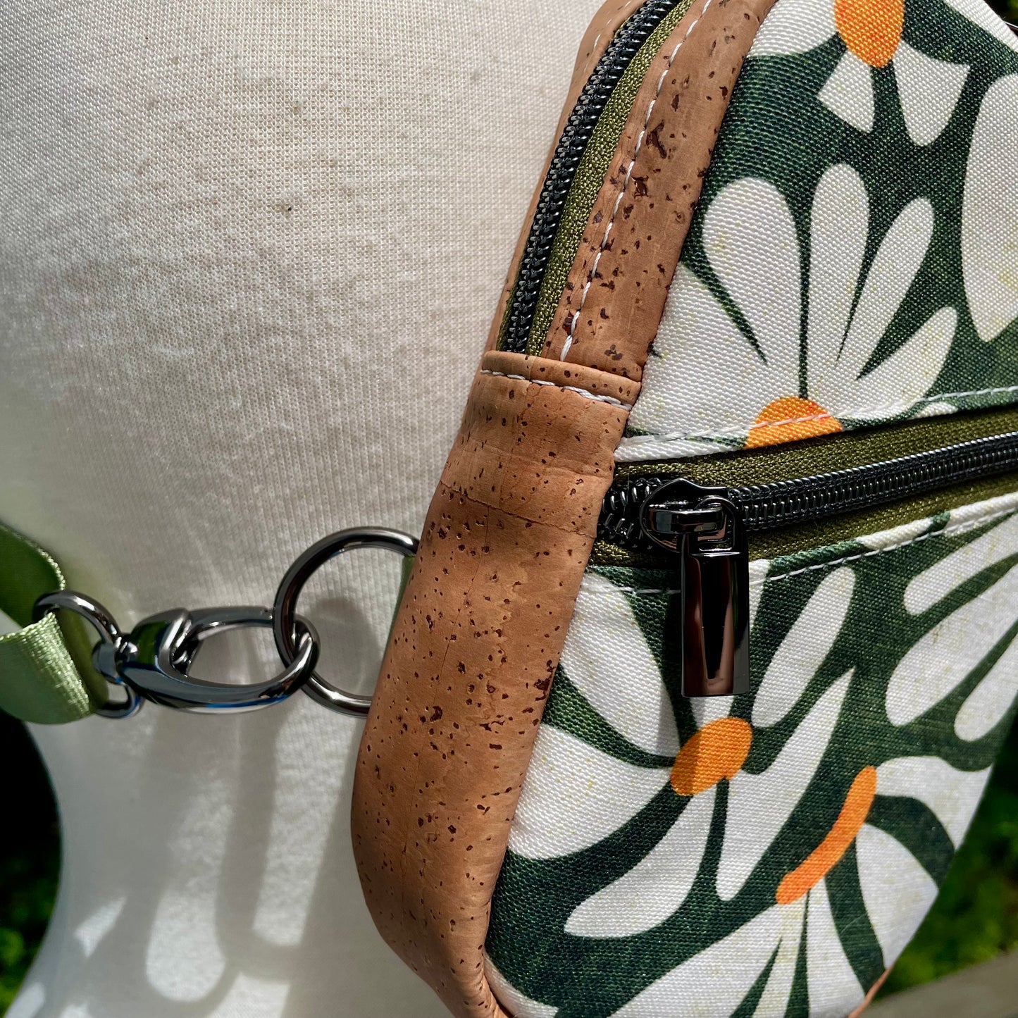 Sac de corps en liège brun pâle au devant en canevas vert à motifs de fleurs