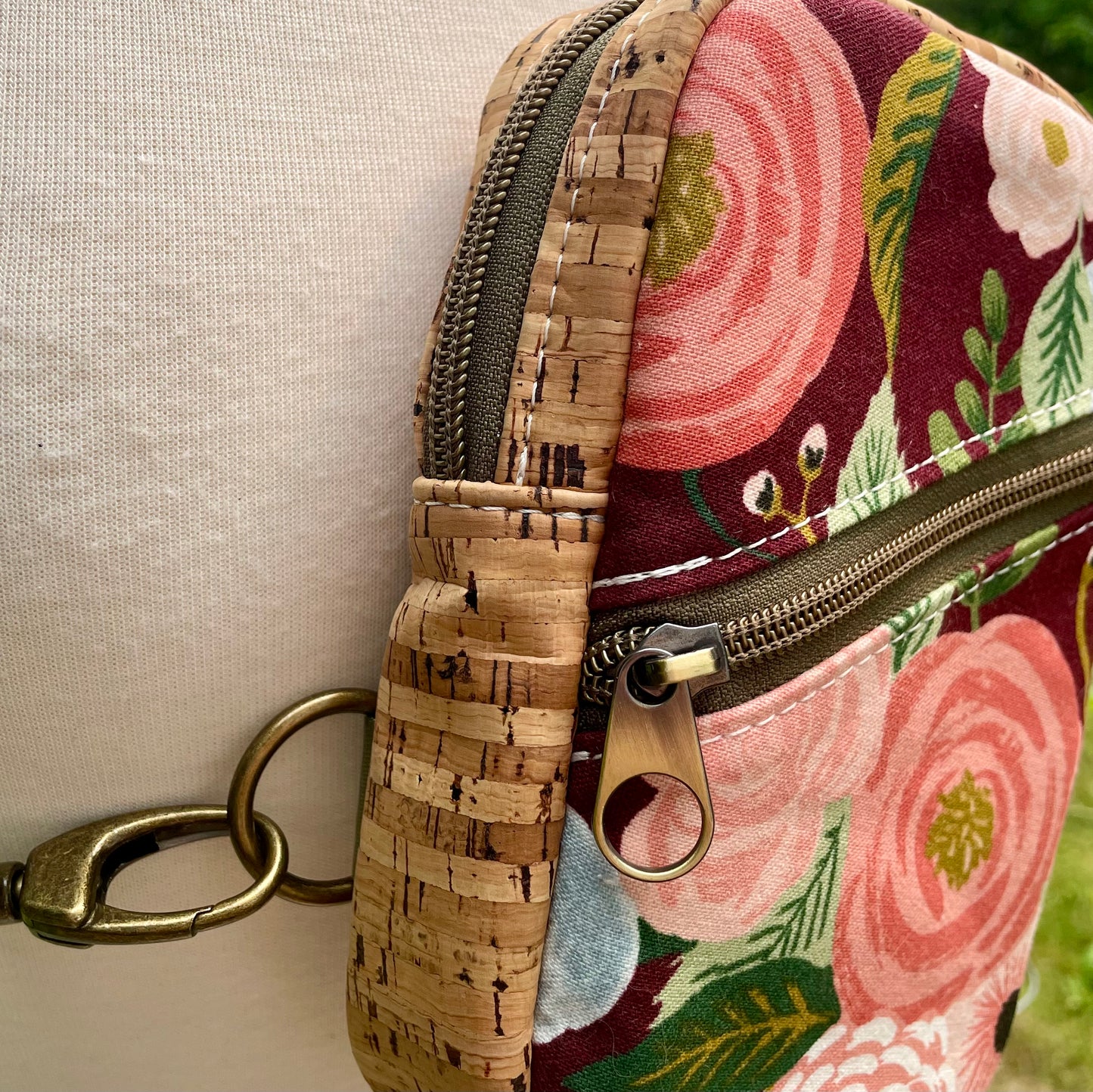 Sac de corps en liège naturel au devant en canevas bourgogne à motifs de fleurs