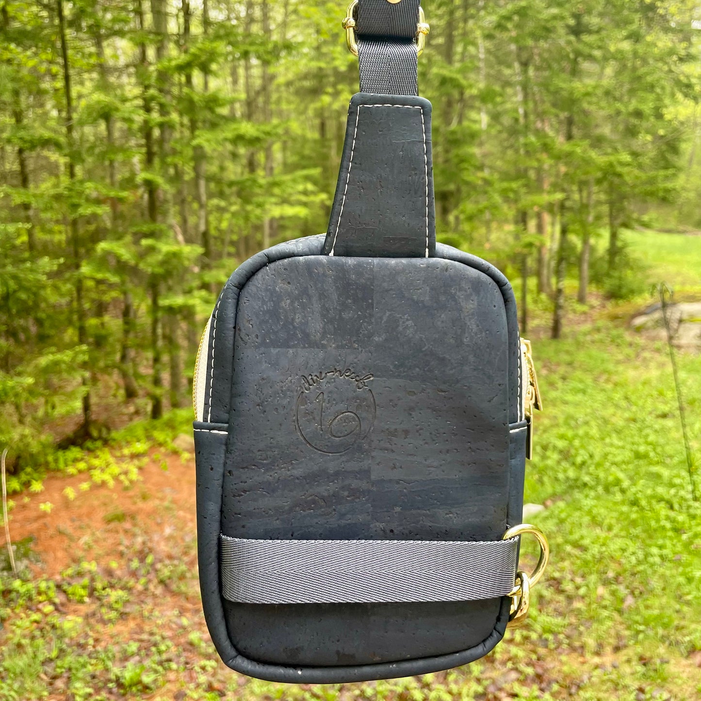 Sac de corps en liège bleu marin au devant en canevas à motifs de chouette.