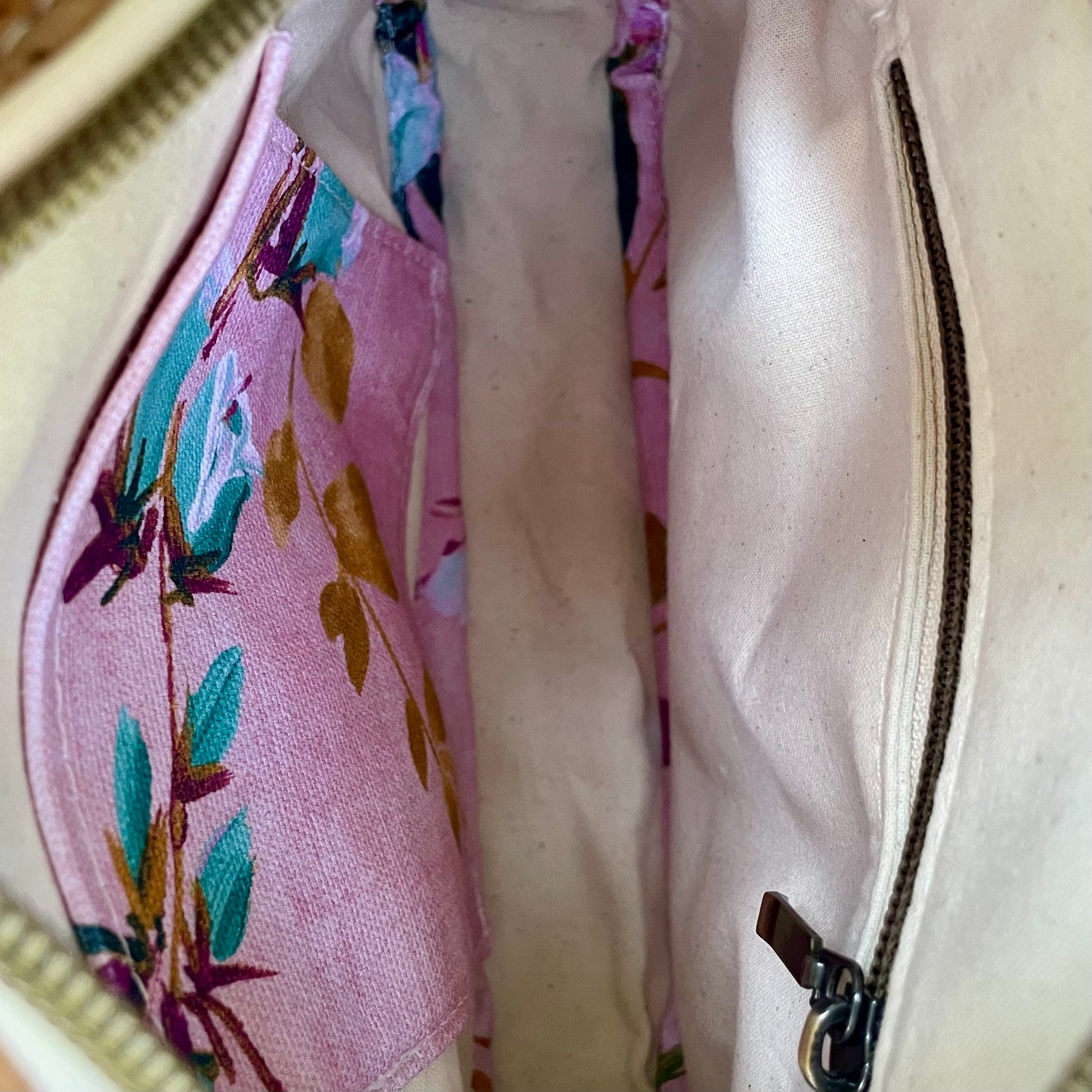 Montréal petit format - Sac à main à motif de fleurs et en liège brun pâle