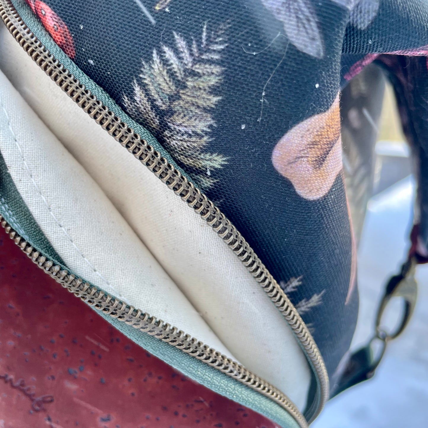 Sac à dos en canvas à motifs de fleurs et de champignons et au liège bourgogne.