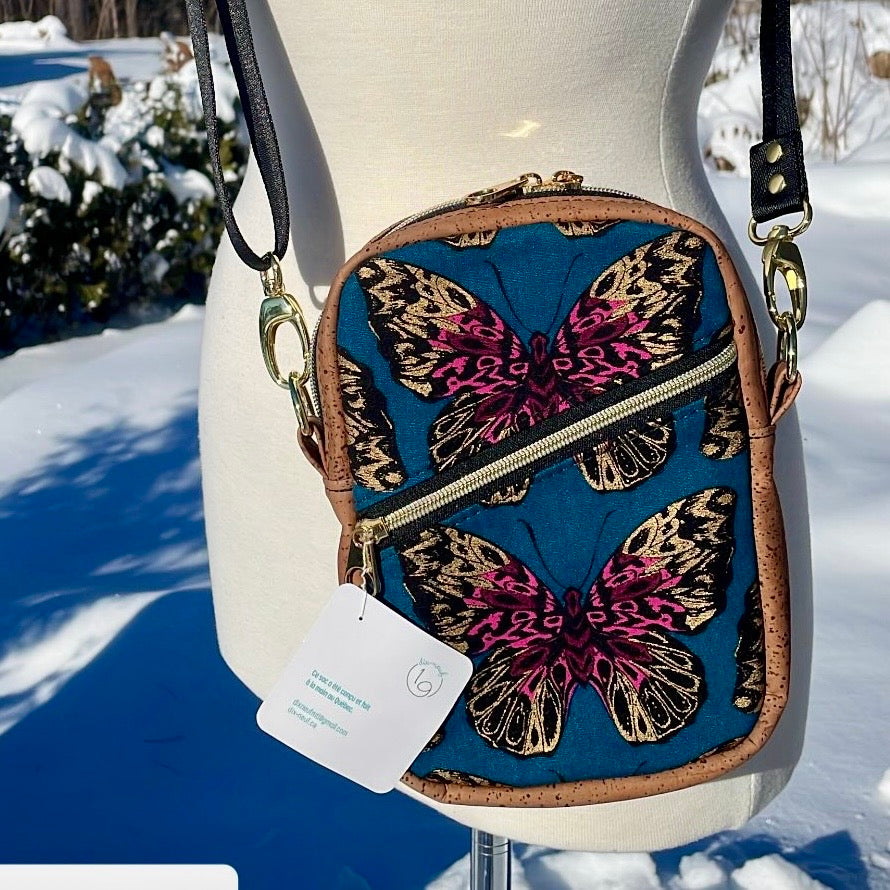 Sac bandoulière en liège brun pâle au devant en canevas à motif de papillons