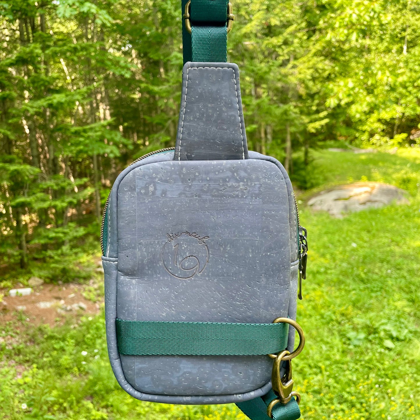 Sac de corps en liège gris charcoal au devant en canevas à motifs de montagnes dans les tons froids