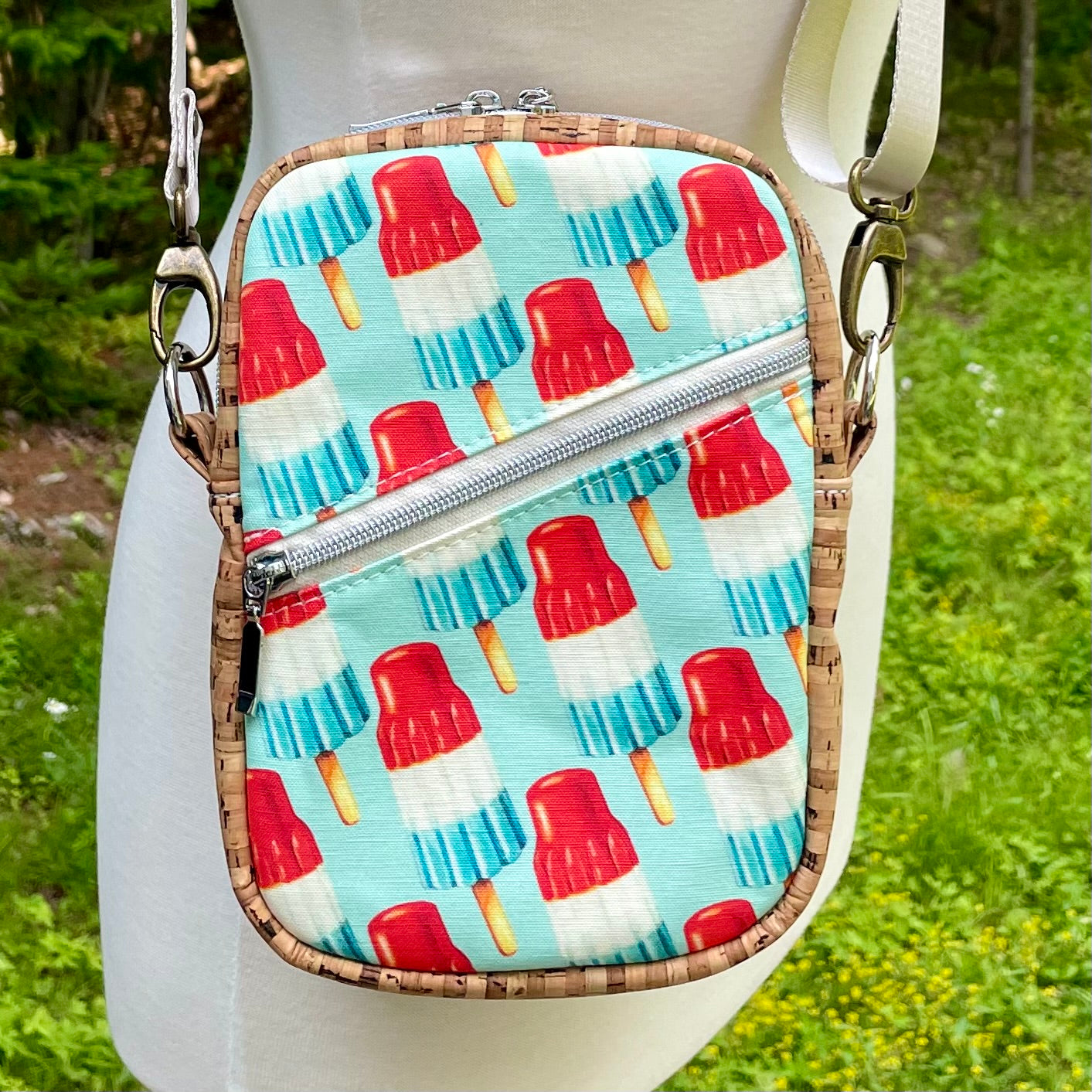 Sac bandoulière en liège naturel au devant en canevas à motif de popsicles