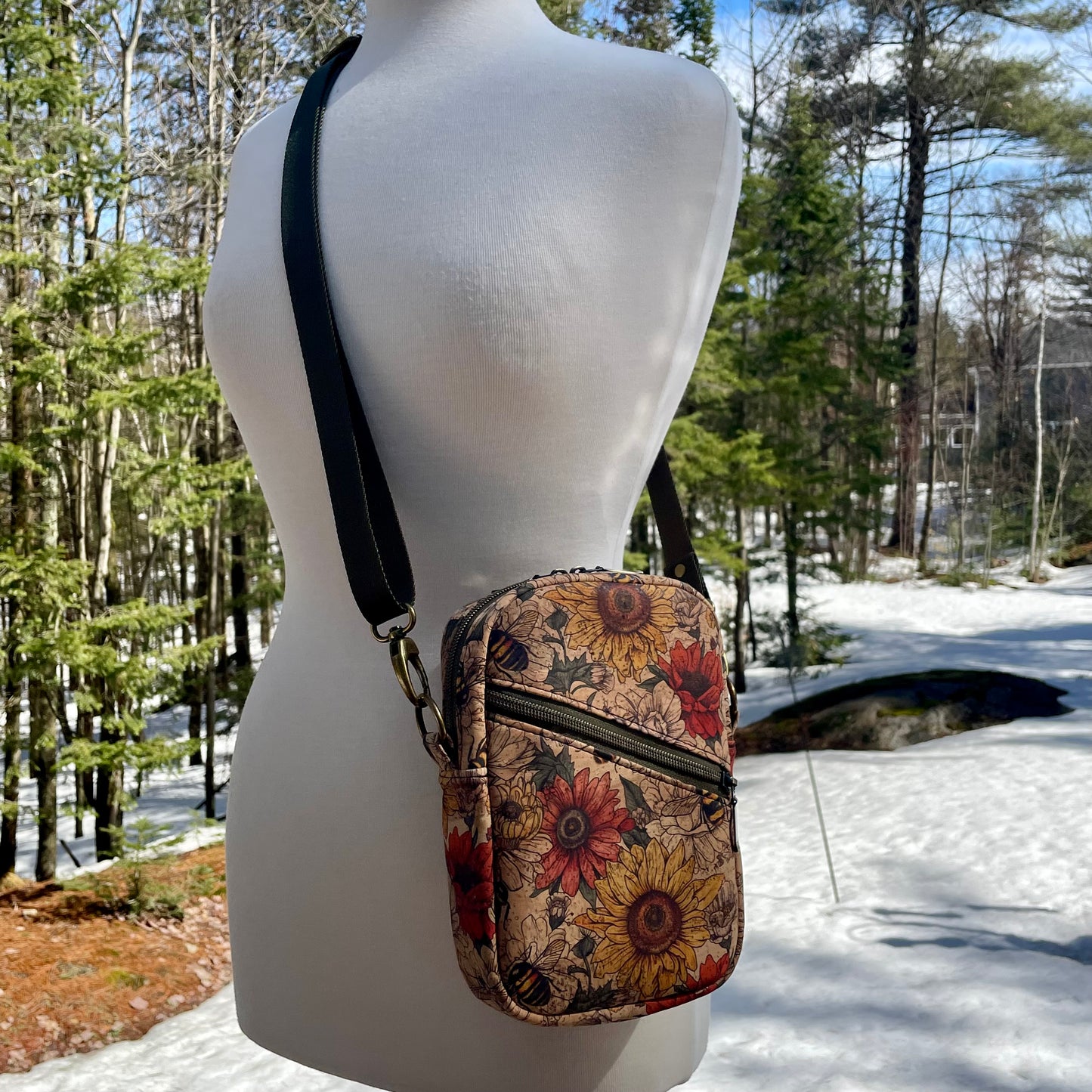 Sac bandoulière en liège à motif de fleurs jaunes et rouges