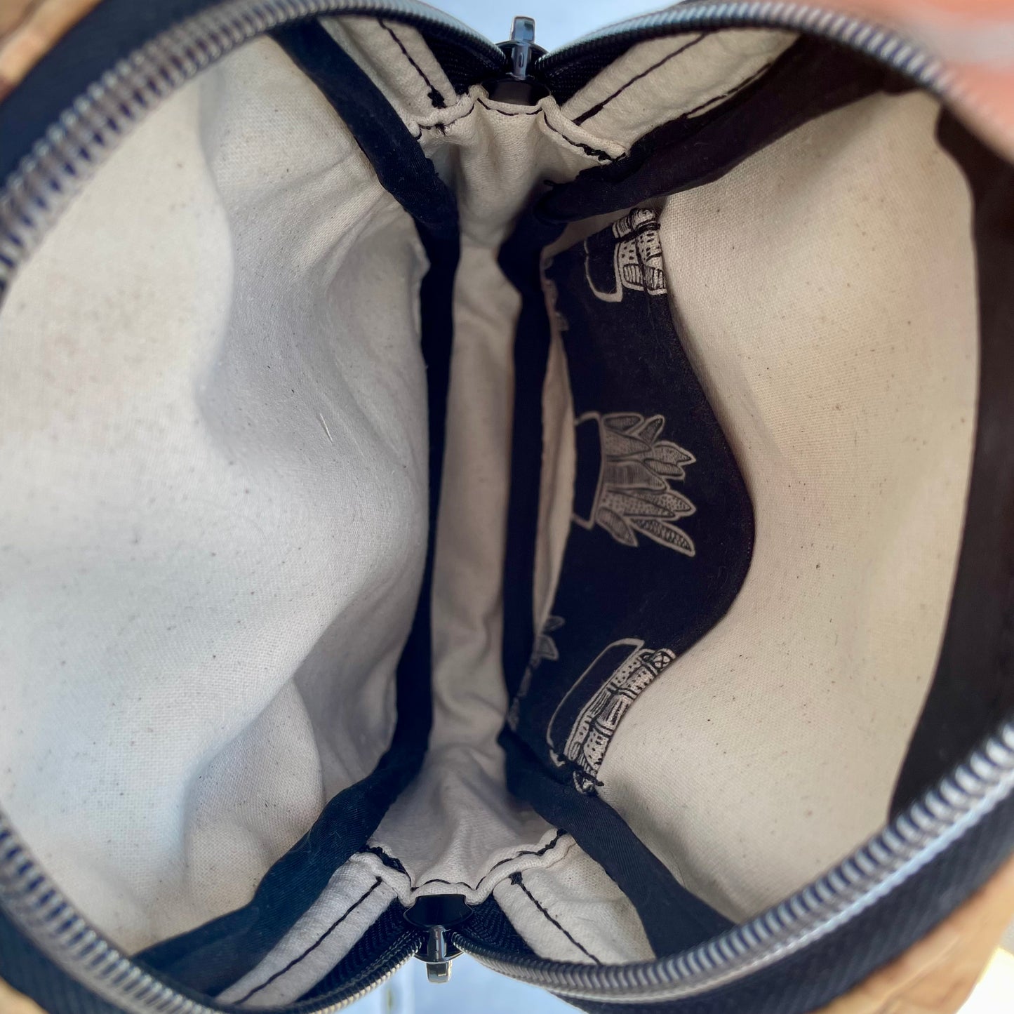 Sac de corps en liège naturel au devant en canevas à motifs cactus.