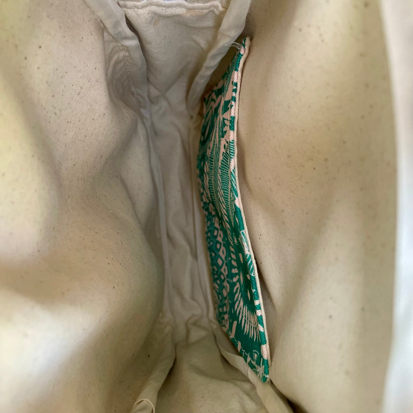 Sac bandoulière en liège naturel au devant en canevas turquoise à motifs de mandalas
