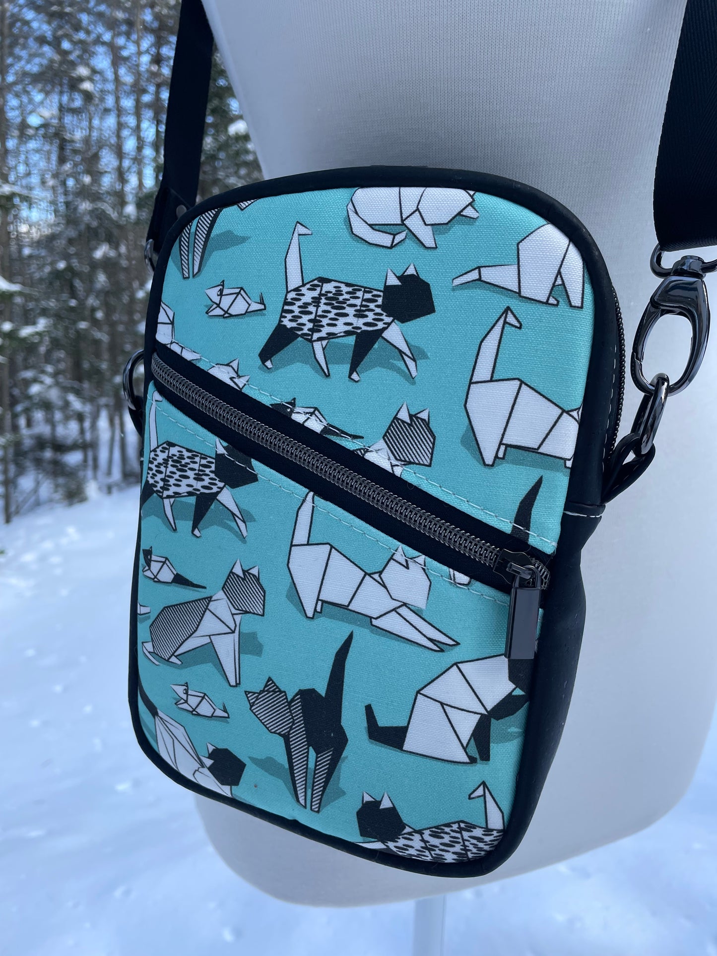 Sac bandoulière en liège noir au devant en canevas à motif de chats.
