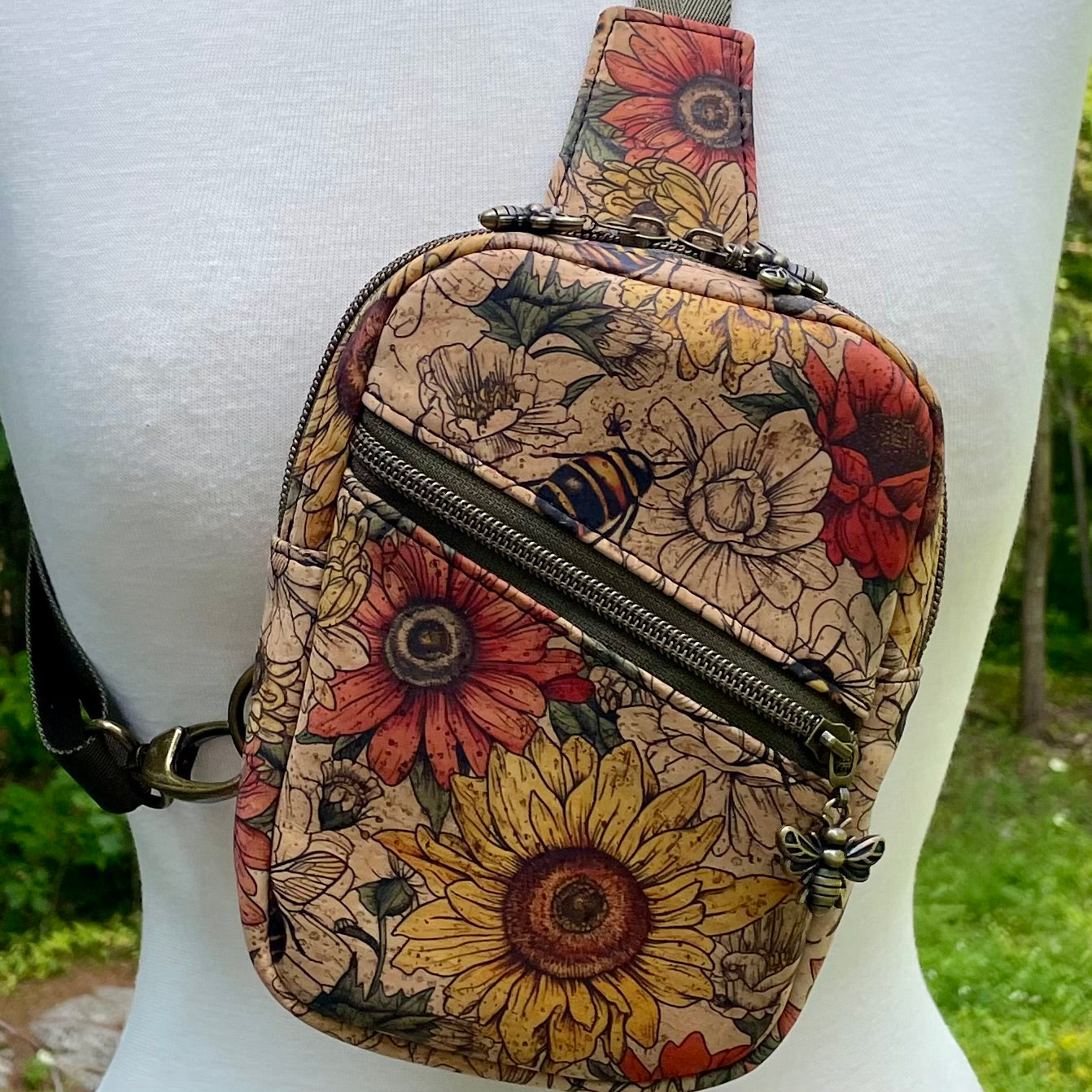 Sac de corps en liège naturel à motif de fleurs et d’abeilles