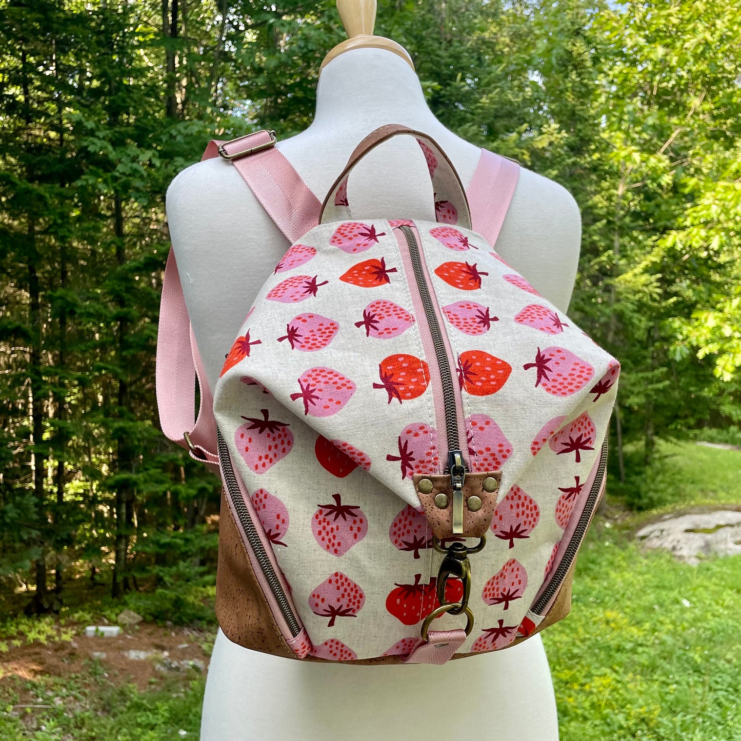 Sac à dos en canevas à motifs de fraises et au liège brun pâle