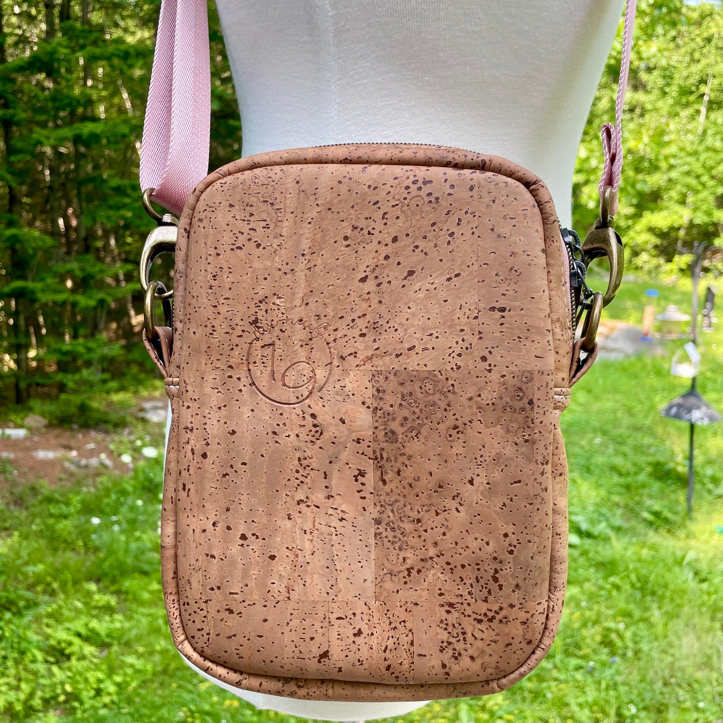 Sac bandoulière en liège brun pâle au devant en canevas à motif de fraises
