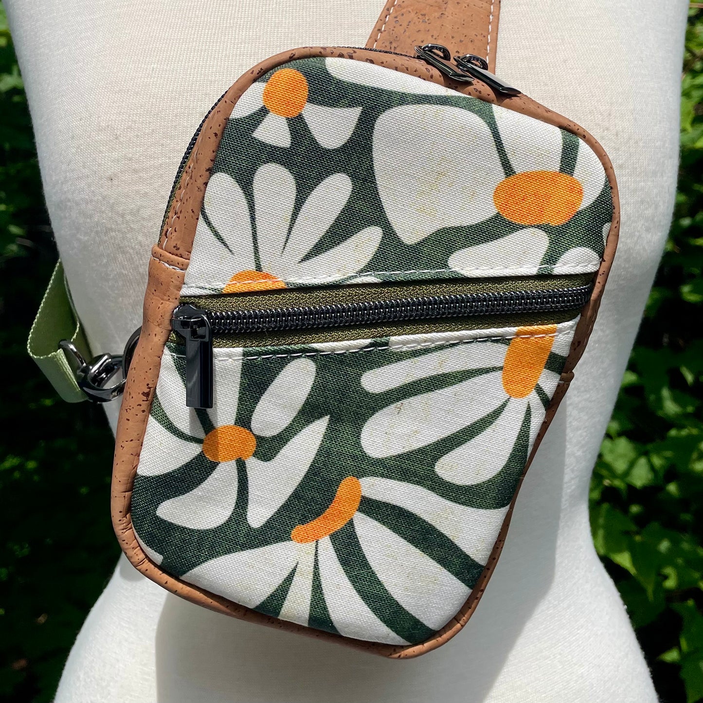 Sac de corps en liège brun pâle au devant en canevas vert à motifs de fleurs