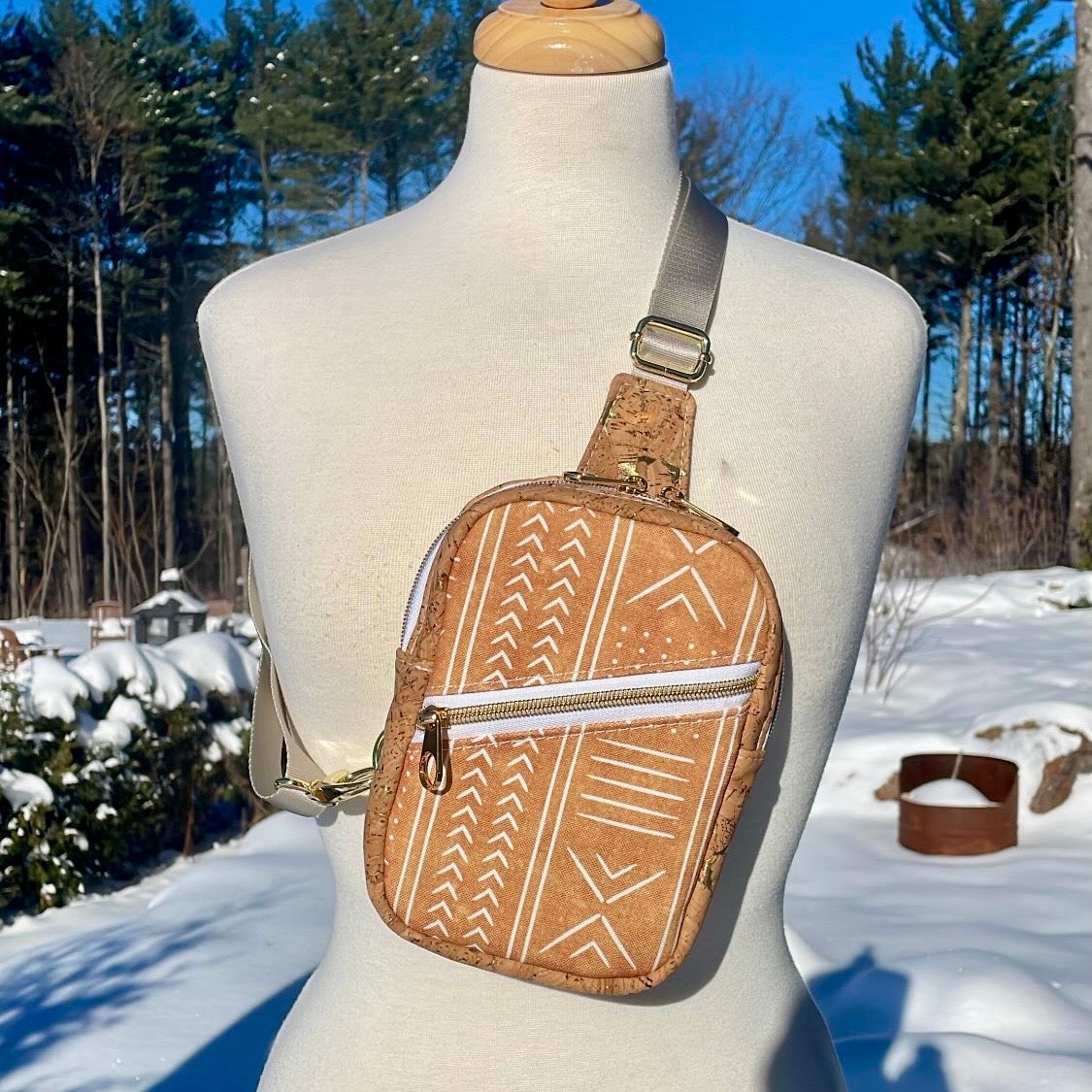 Sac de corps en liège noir au devant en canevas à motifs lignés jaunes et blancs