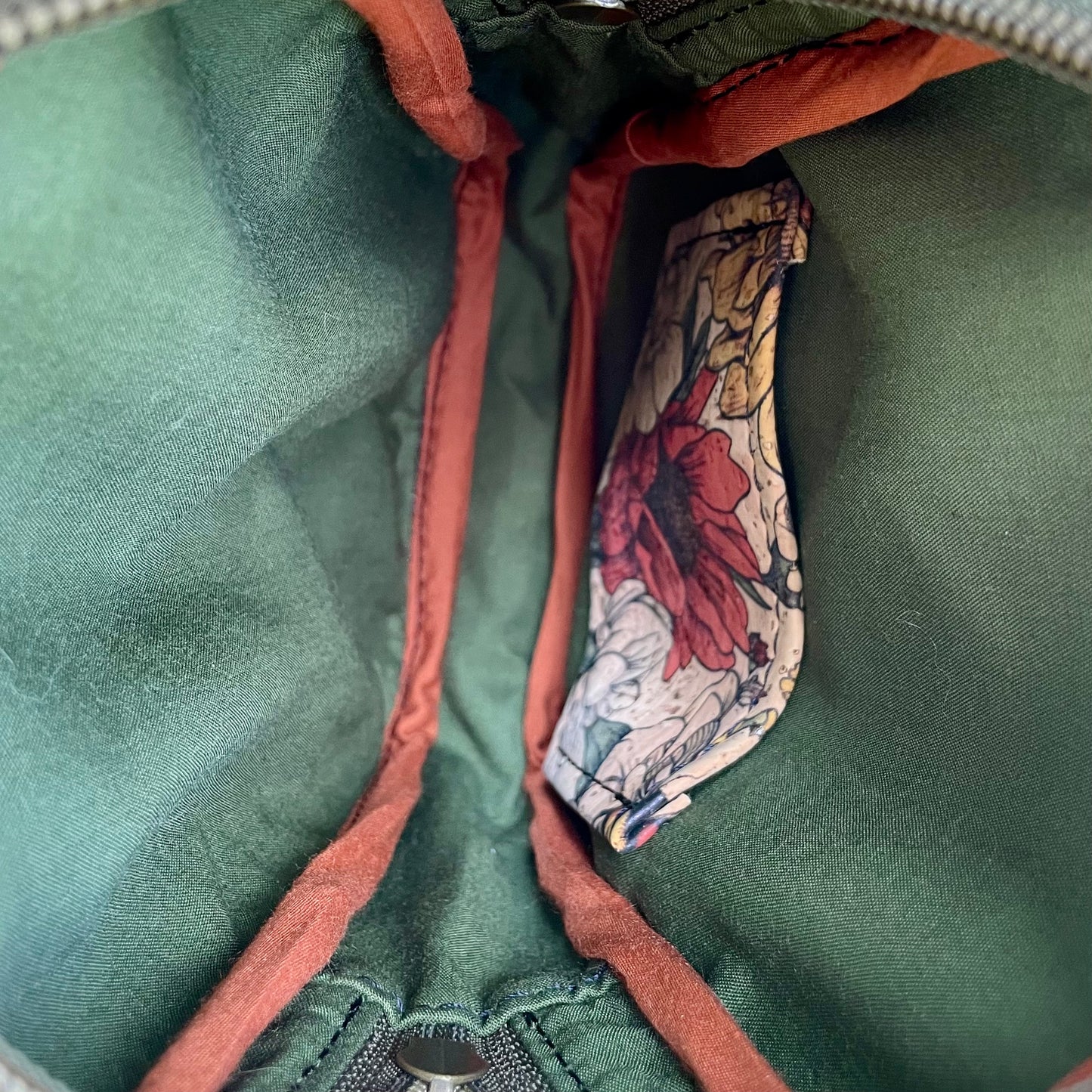 Sac de corps en liège naturel à motif de fleurs et d’abeilles