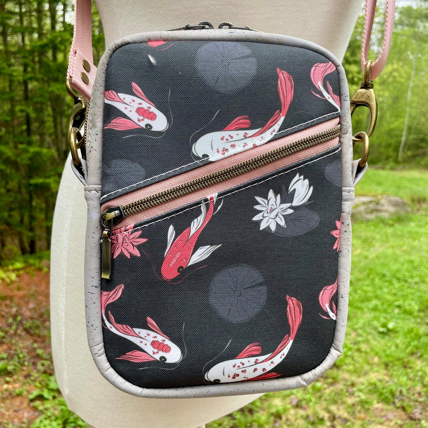 Sac bandoulière en liège gris pâle au devant en canevas à motif de poissons.