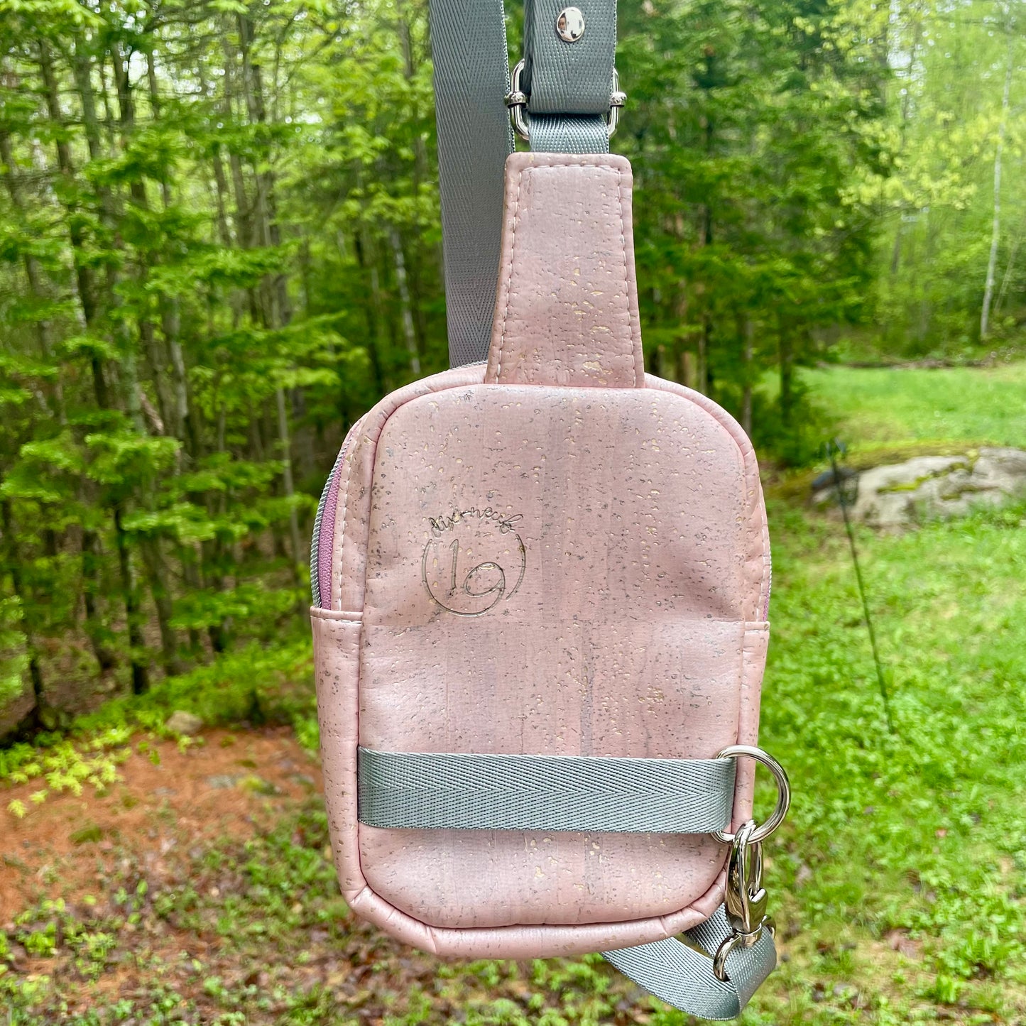 Sac de corps en liège rose au devant en canevas à motif de fraises.