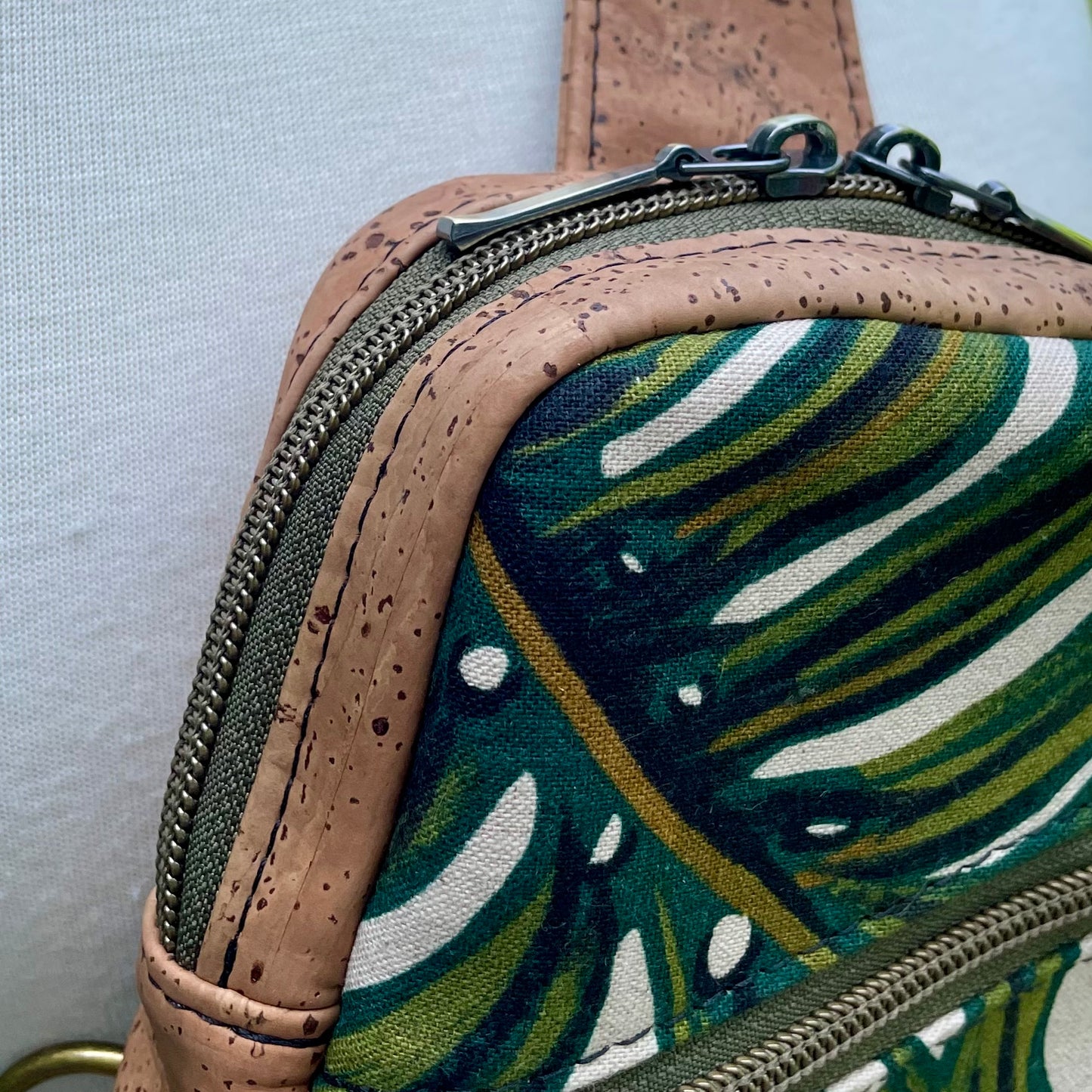 Sac de corps en liège brun pâle au devant en canevas à motifs de feuilles de monstera