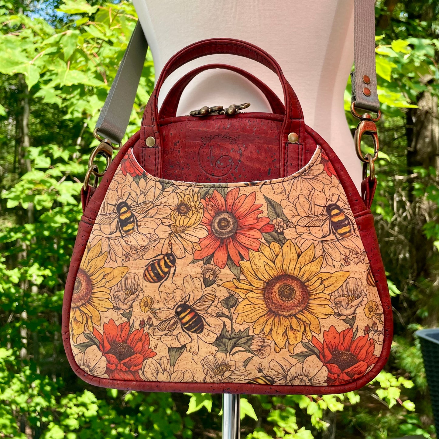 Montréal petit format - Sac à main à motifs tournesols et de d’abeilles et en liège rouge brique