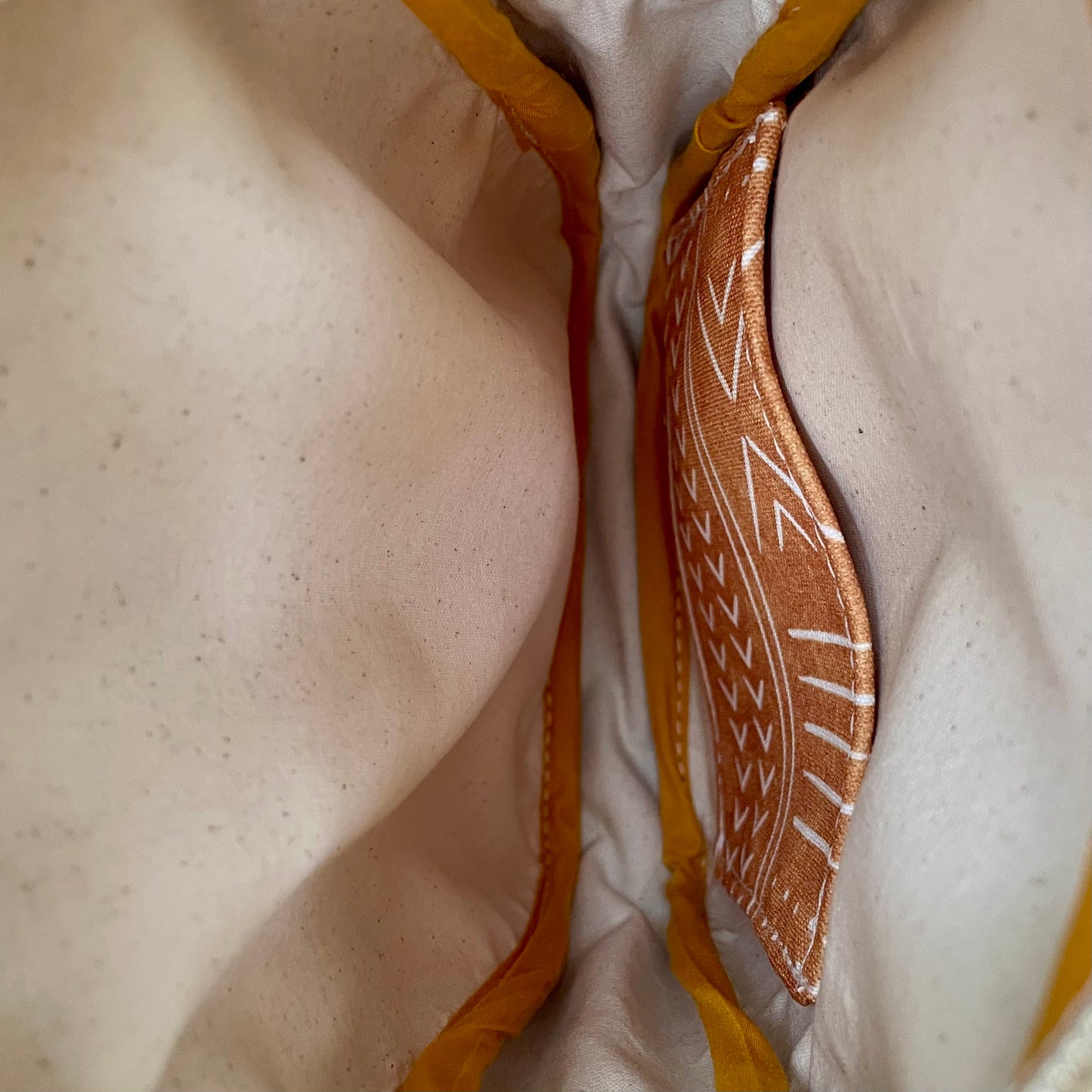 Sac bandoulière en liège brun pâle au devant en canevas jaune et crème.