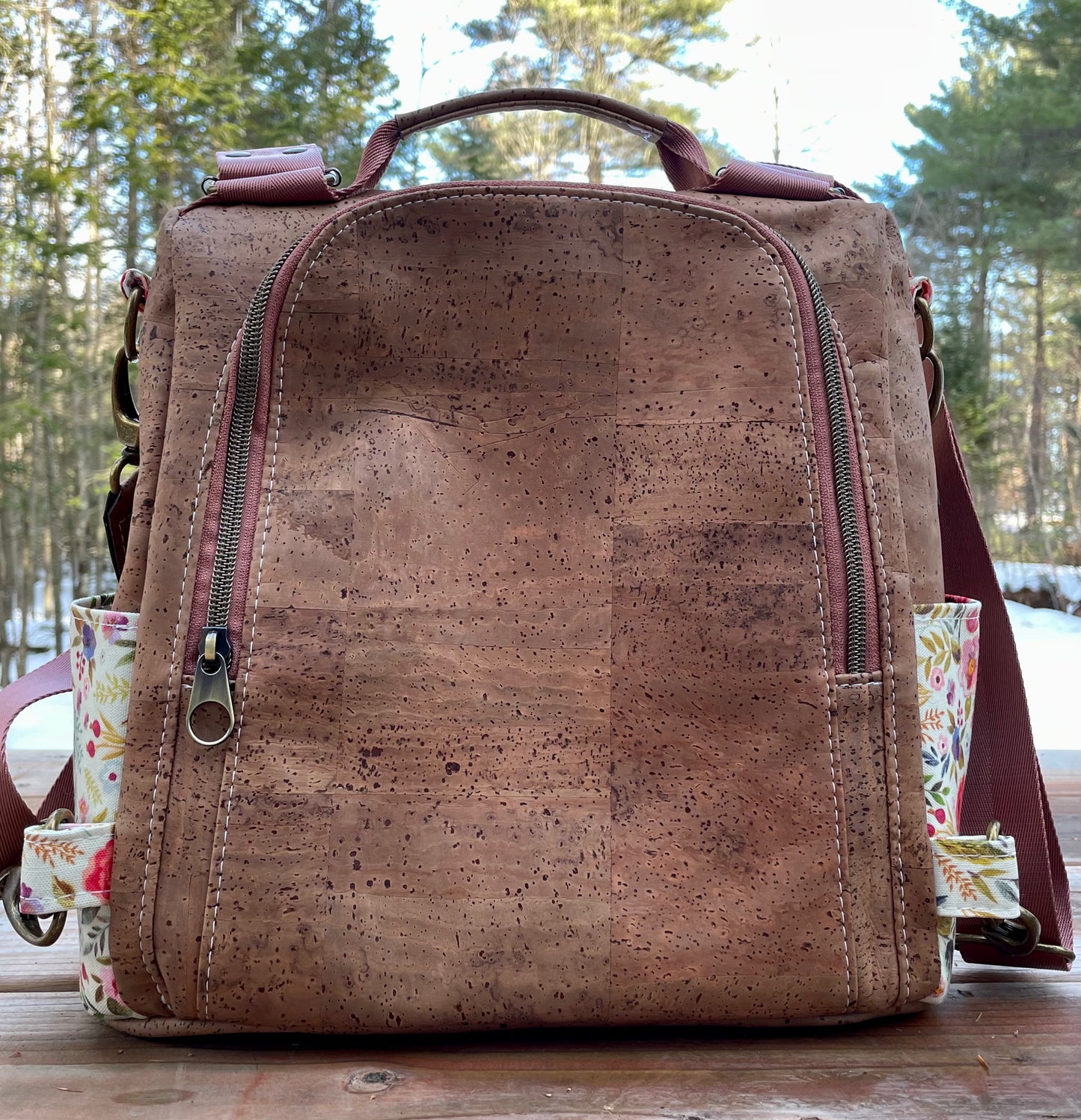 Le Gardien - Sac à dos crème à motif de fleurs de couleurs chaudes, liège brun pâle.