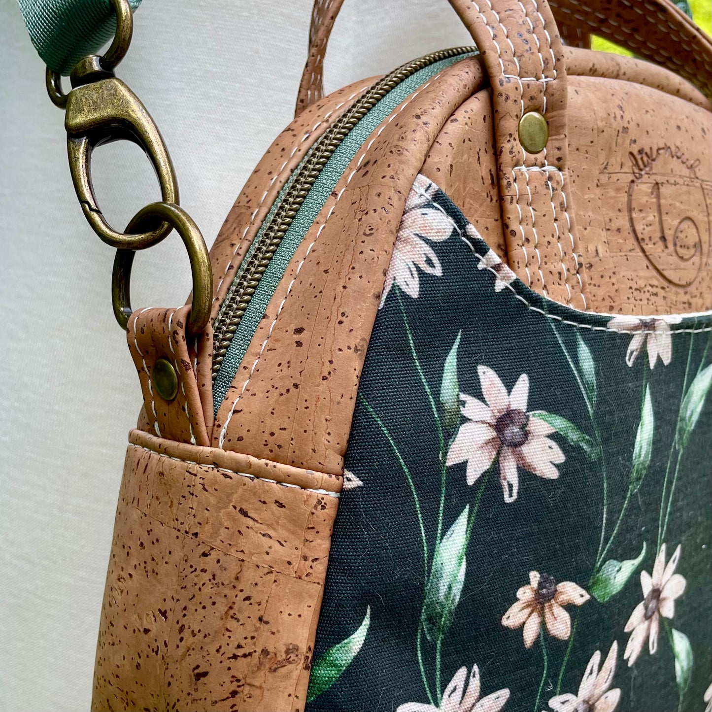 Montréal petit format - Sac à main à motif de fleurs et en liège brun pâle