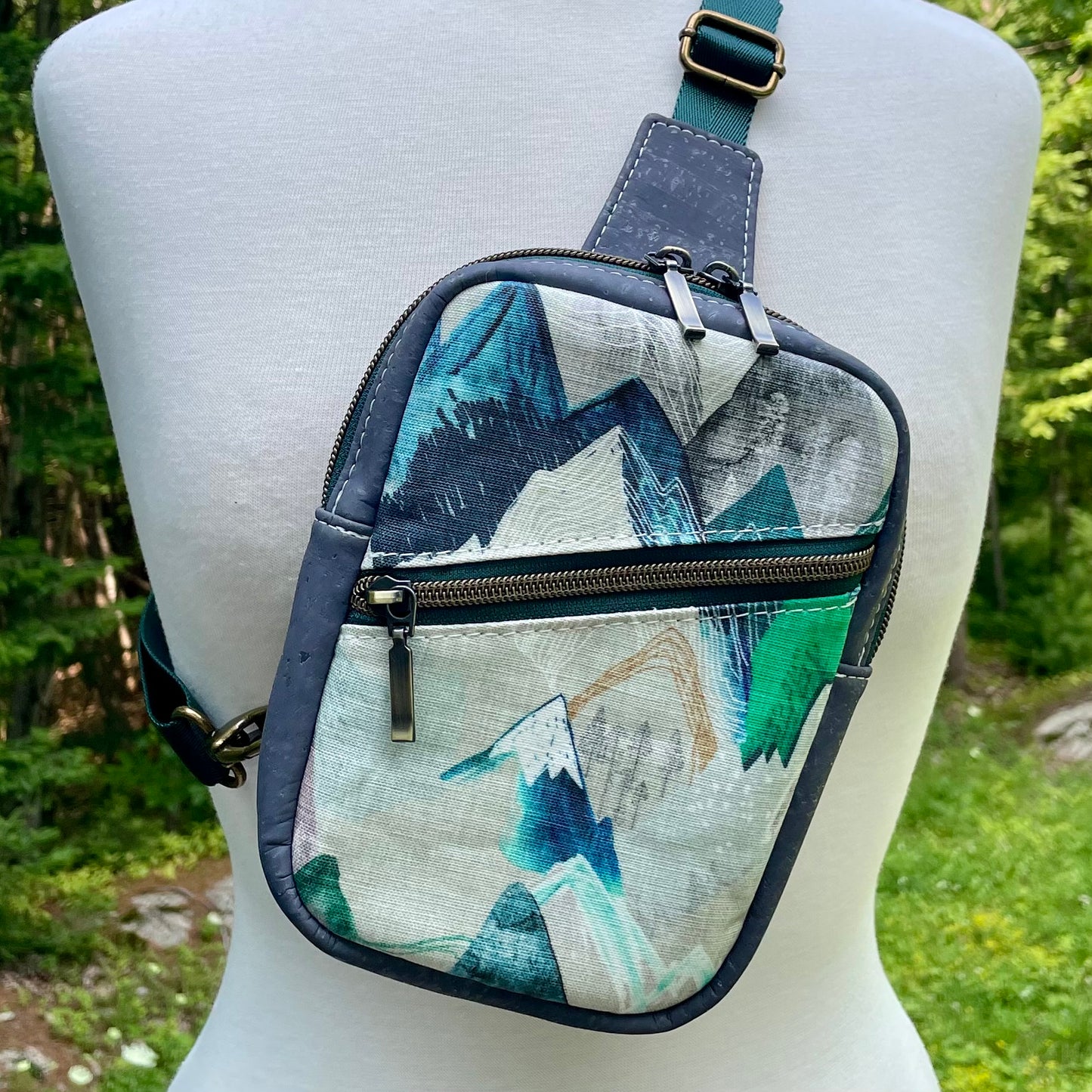 Sac de corps en liège gris charcoal au devant en canevas à motifs de montagnes dans les tons froids