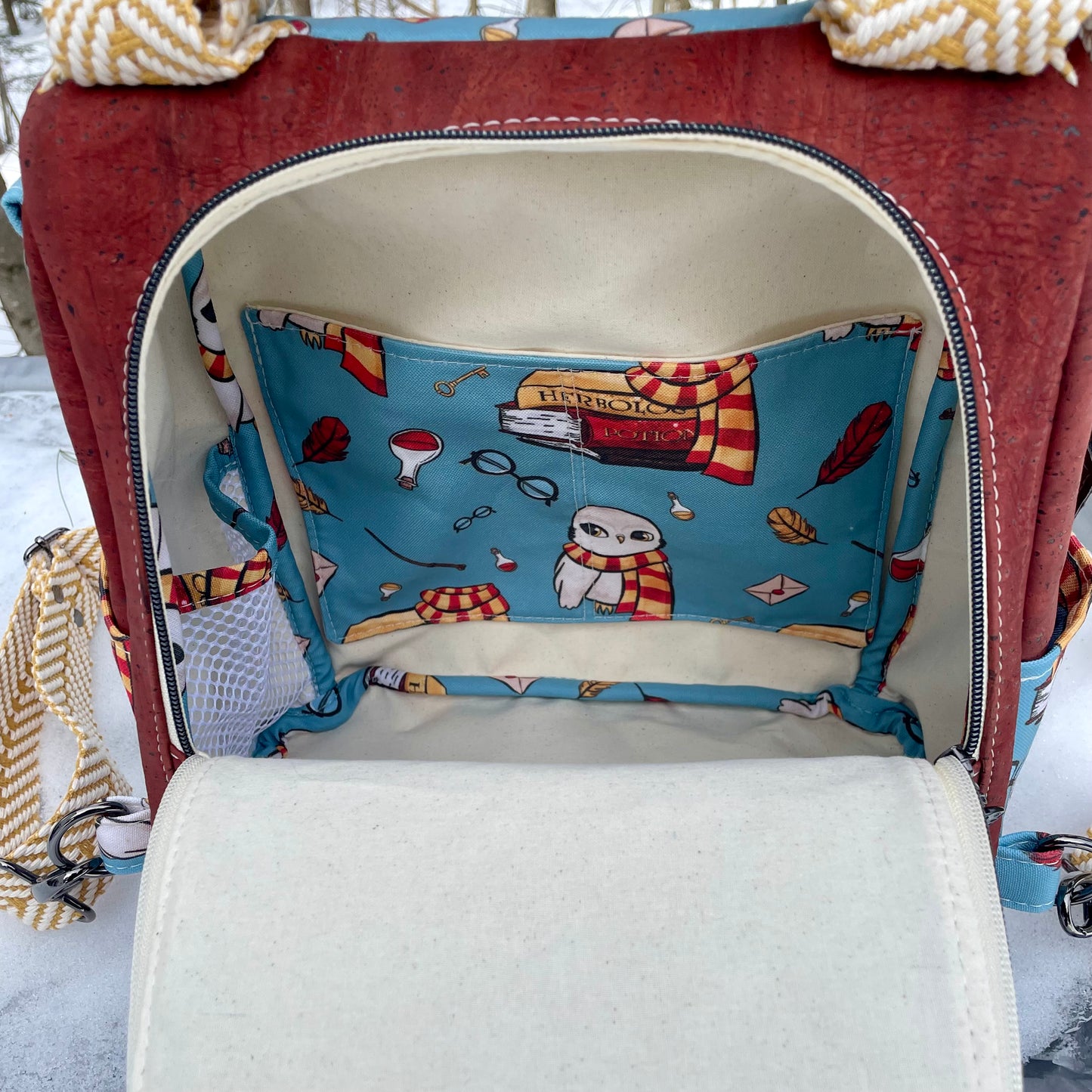 Le Gardien - Sac à dos noir à motif inspirés d’univers magiques, liège rouge vin.