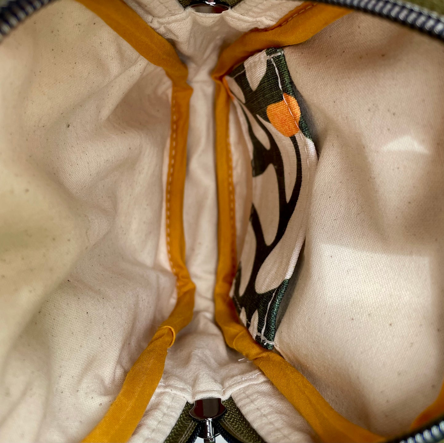 Sac de corps en liège brun pâle au devant en canevas vert à motifs de fleurs