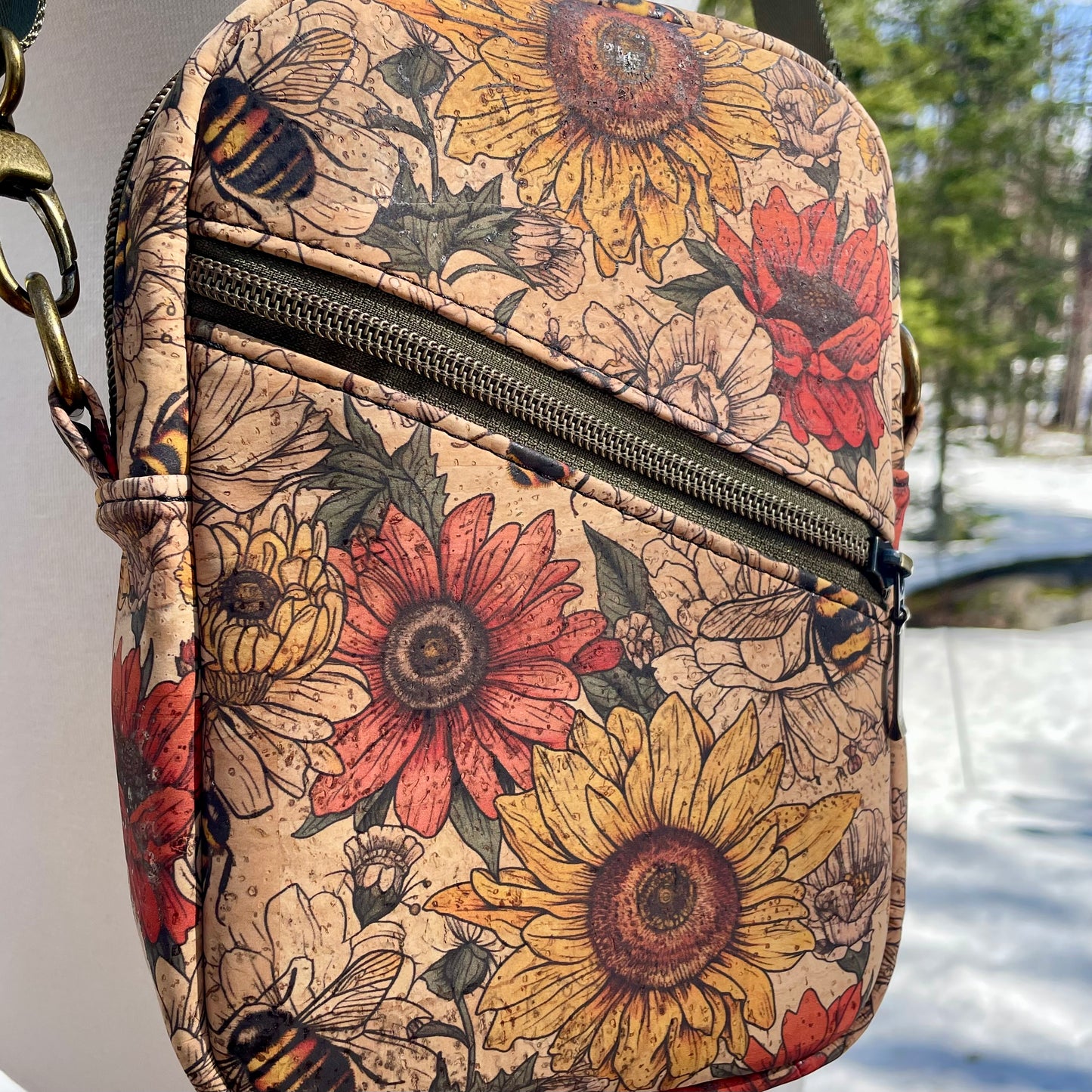 Sac bandoulière en liège à motif de fleurs jaunes et rouges