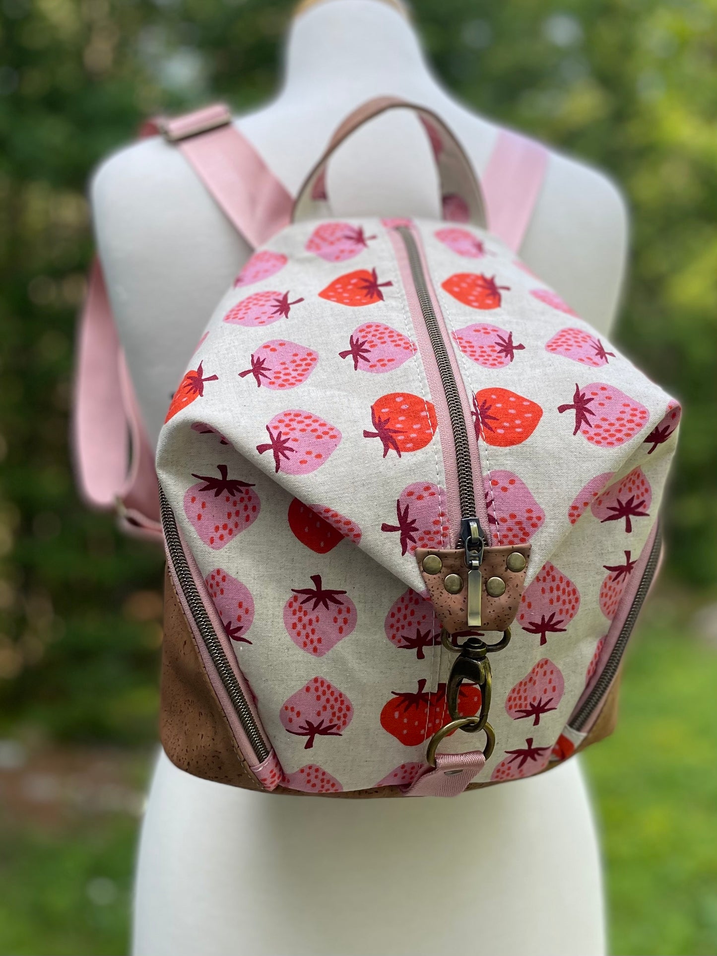 Sac à dos en canevas à motifs de fraises et au liège brun pâle