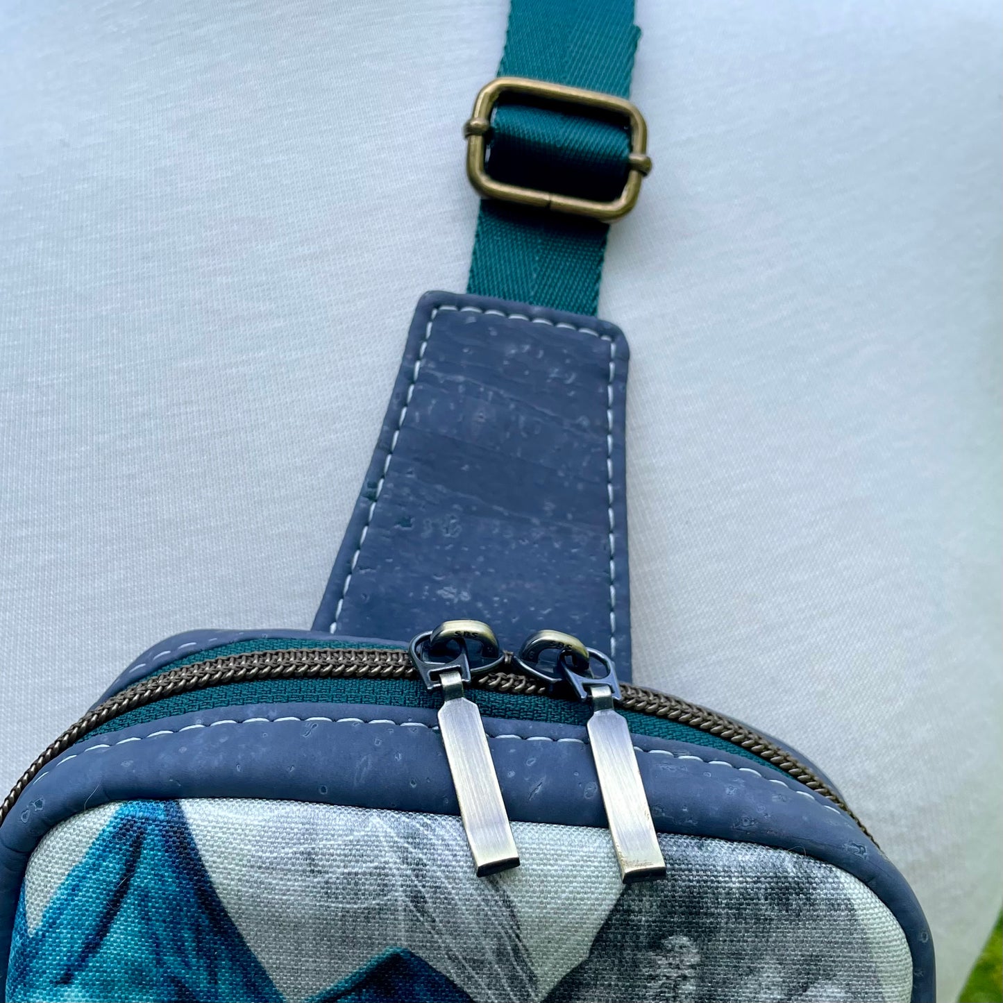 Sac de corps en liège gris charcoal au devant en canevas à motifs de montagnes dans les tons froids