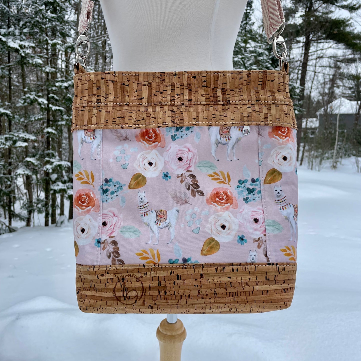 Sac en bandoulière rose à motifs de fleurs et de lamas, liège brun pâle.
