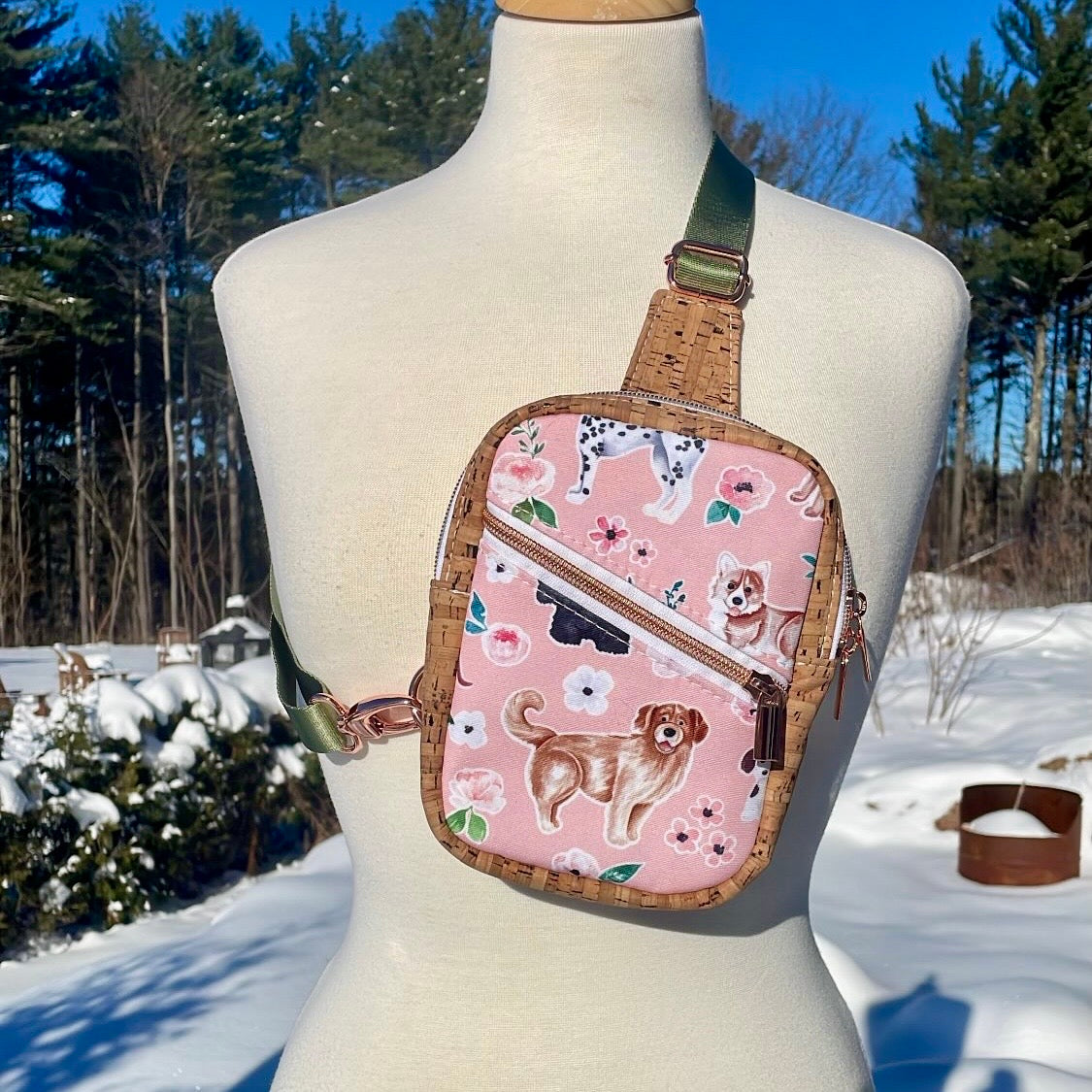 Sac de corps en liège noir au devant en canevas à motifs de chiens