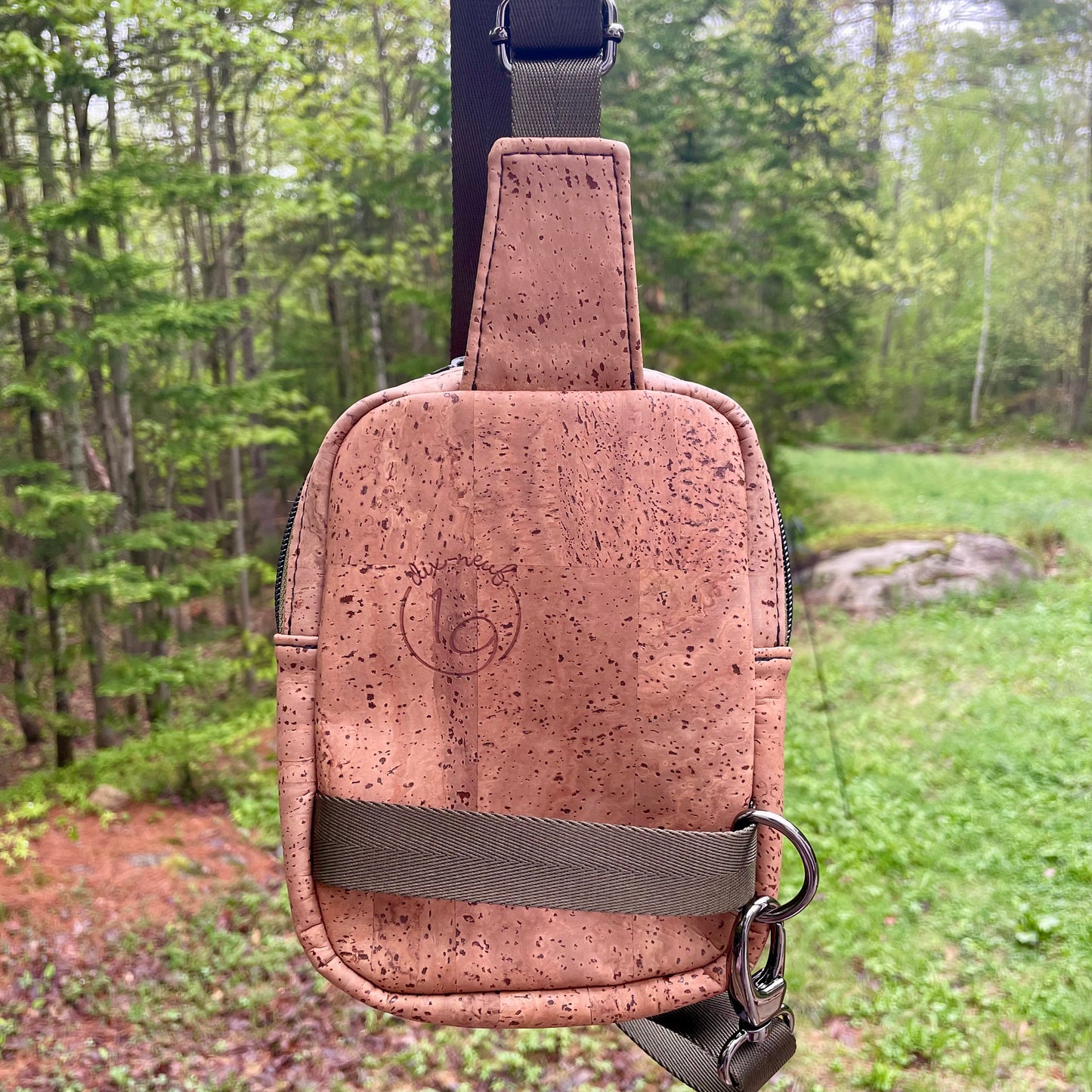 Sac de corps en liège brun pâle au devant en canevas à motifs de fleurs, de lunes et de champignons..