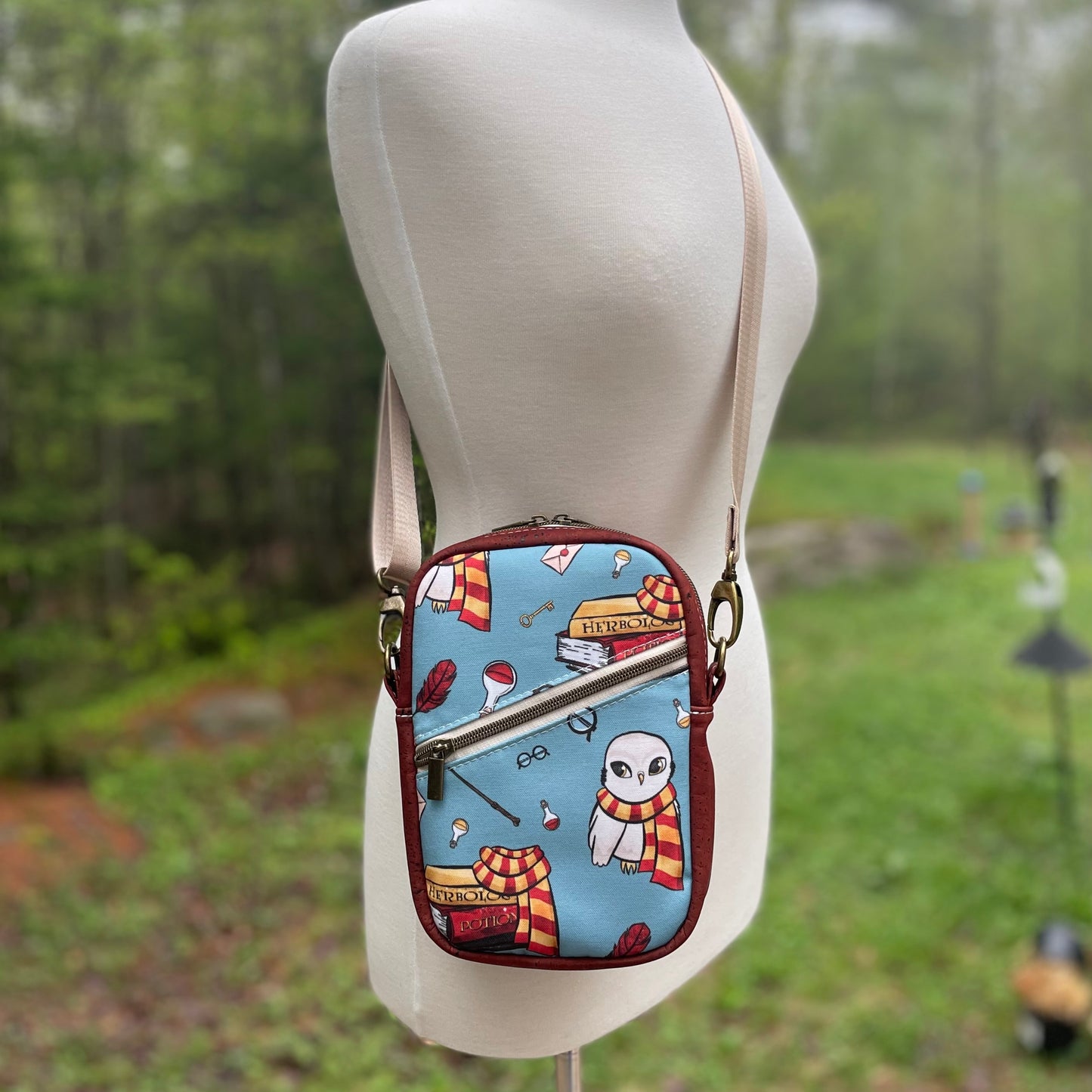Sac bandoulière en liège bourgogne au devant en canevas à motif de chouette et de livres.