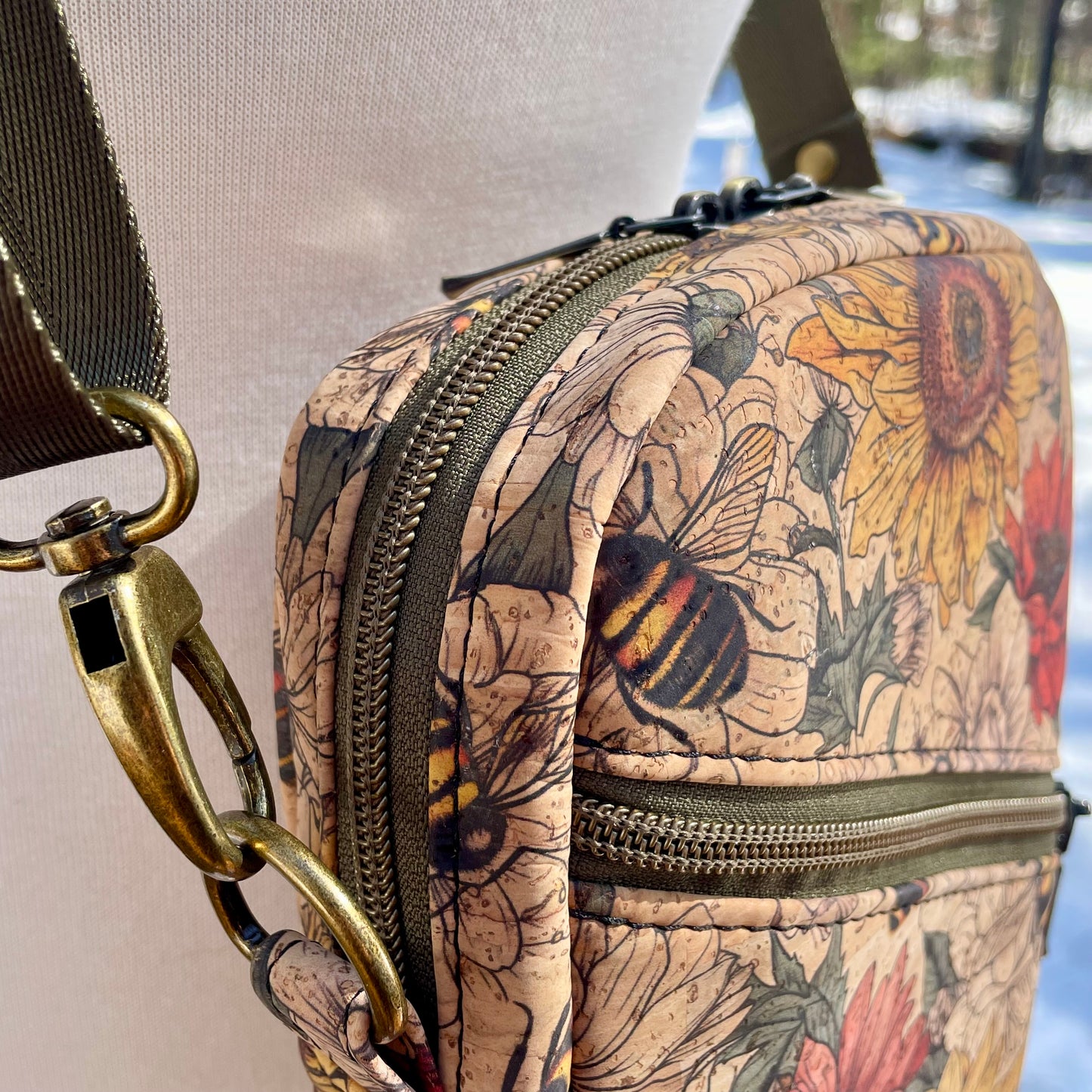 Sac bandoulière en liège à motif de fleurs jaunes et rouges